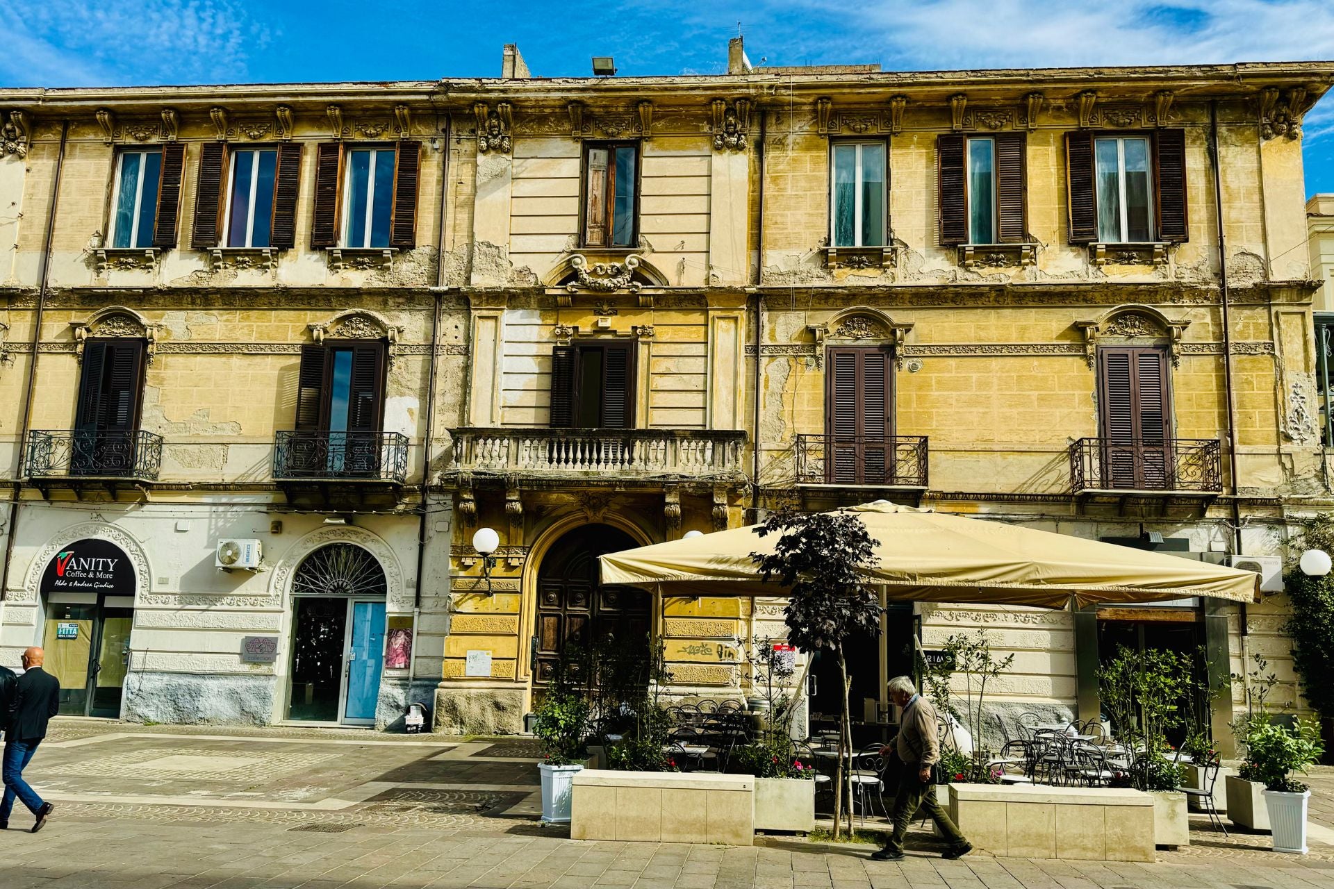 Geel palazzo terras parasol Cosenza Calabrië