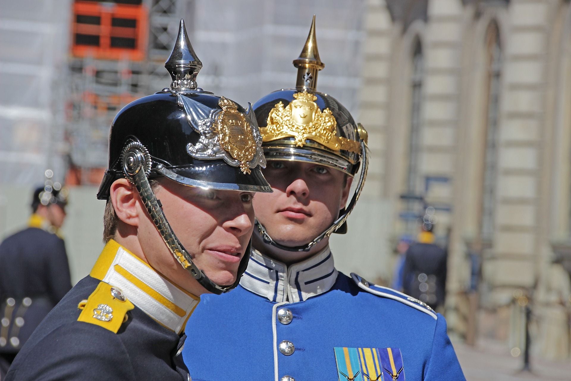 Wachters met glimmende helmen bij het Koninklijk Paleis in Stockholm