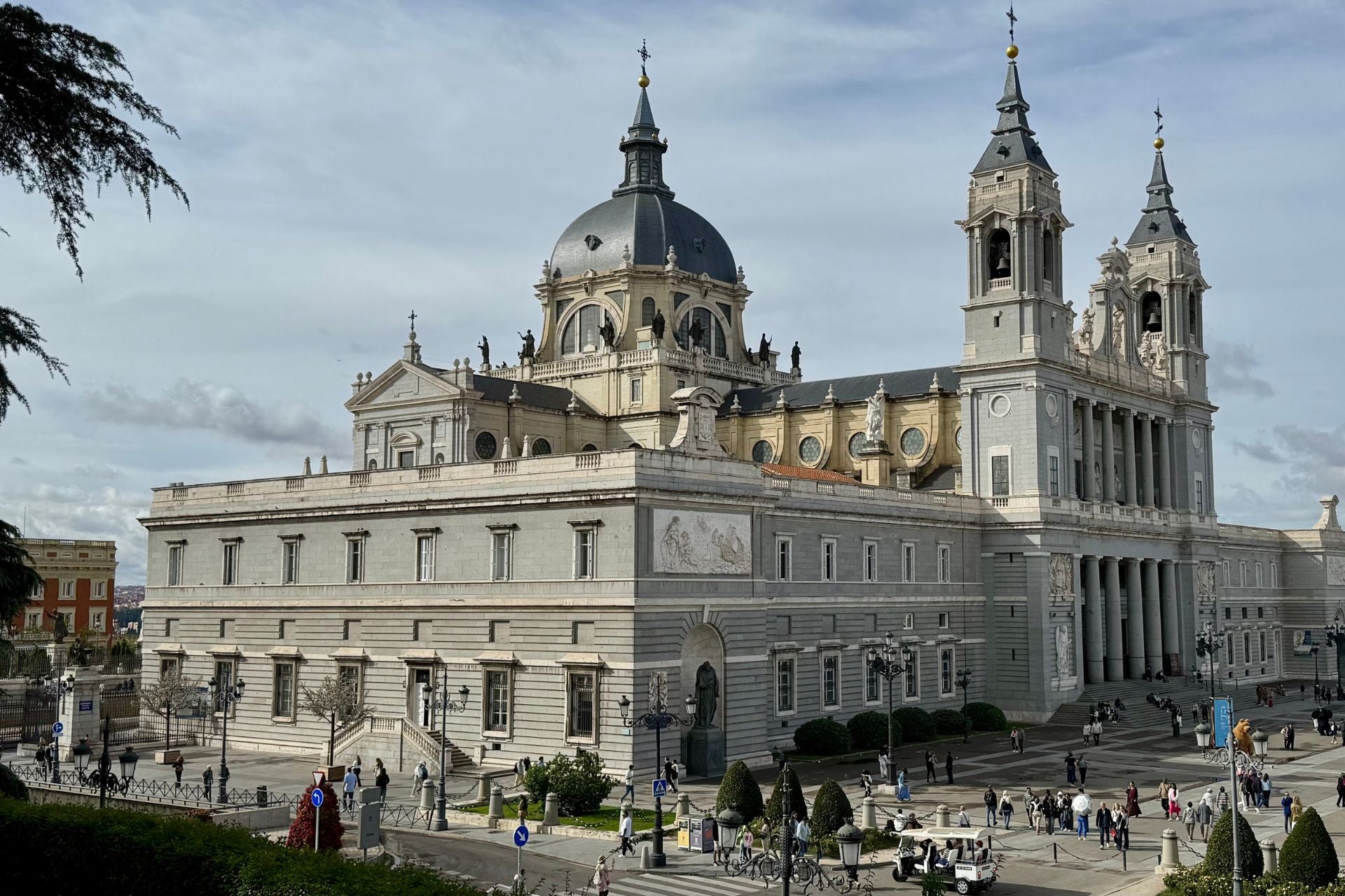 Ontdek de Almudena kathedraal: een iconische bezienswaardigheid in Madrid