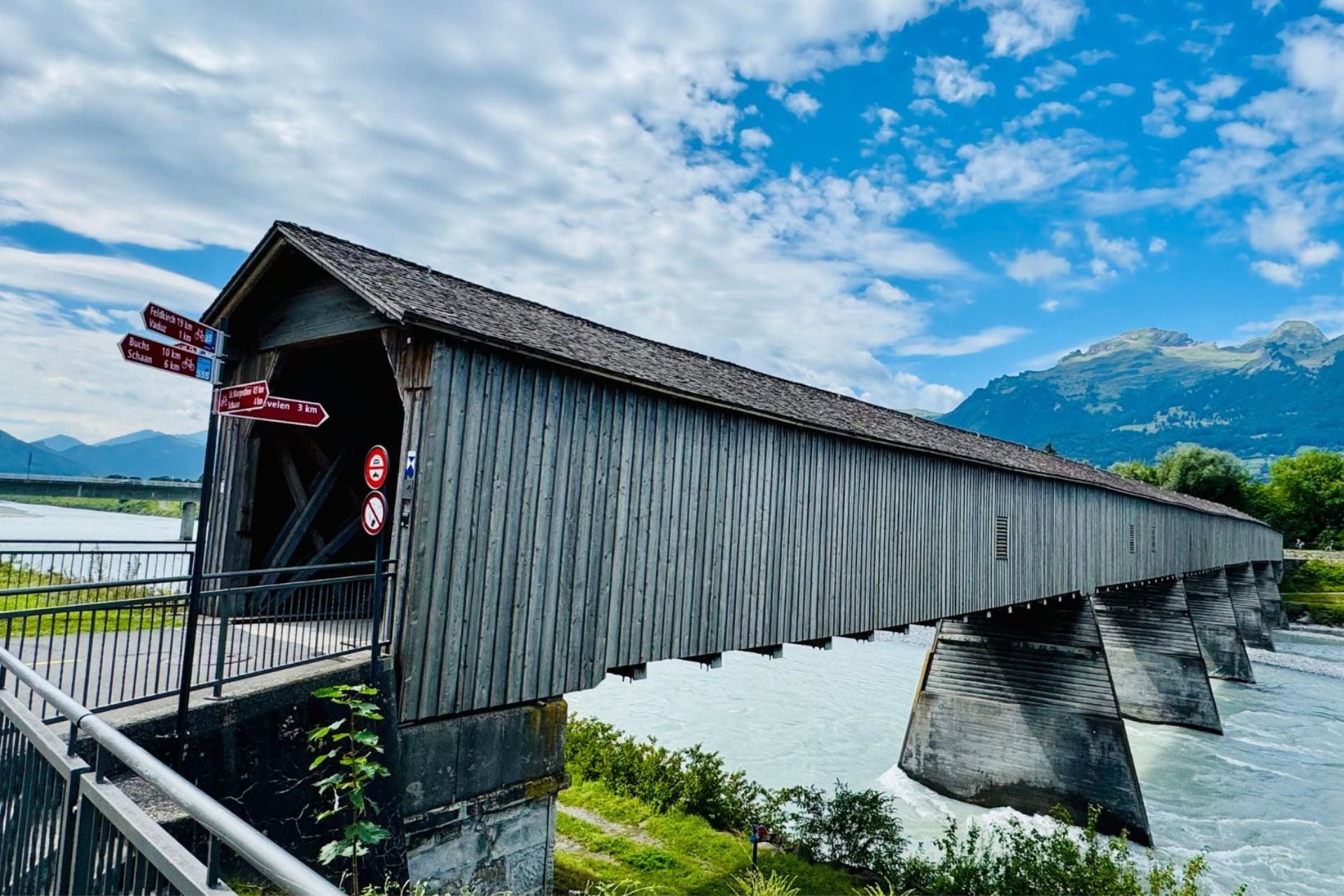 Rheinbrucke ligt op de grens met Zwitserland historische brug leuk tip