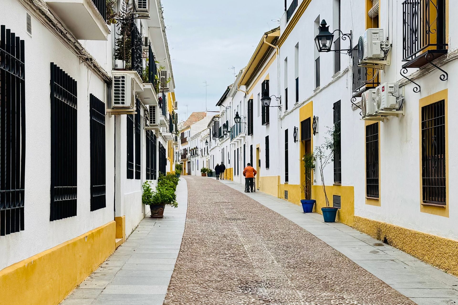 Straatje in Cordoba met witte huizen met geel tijdens stedentrip of rondreis