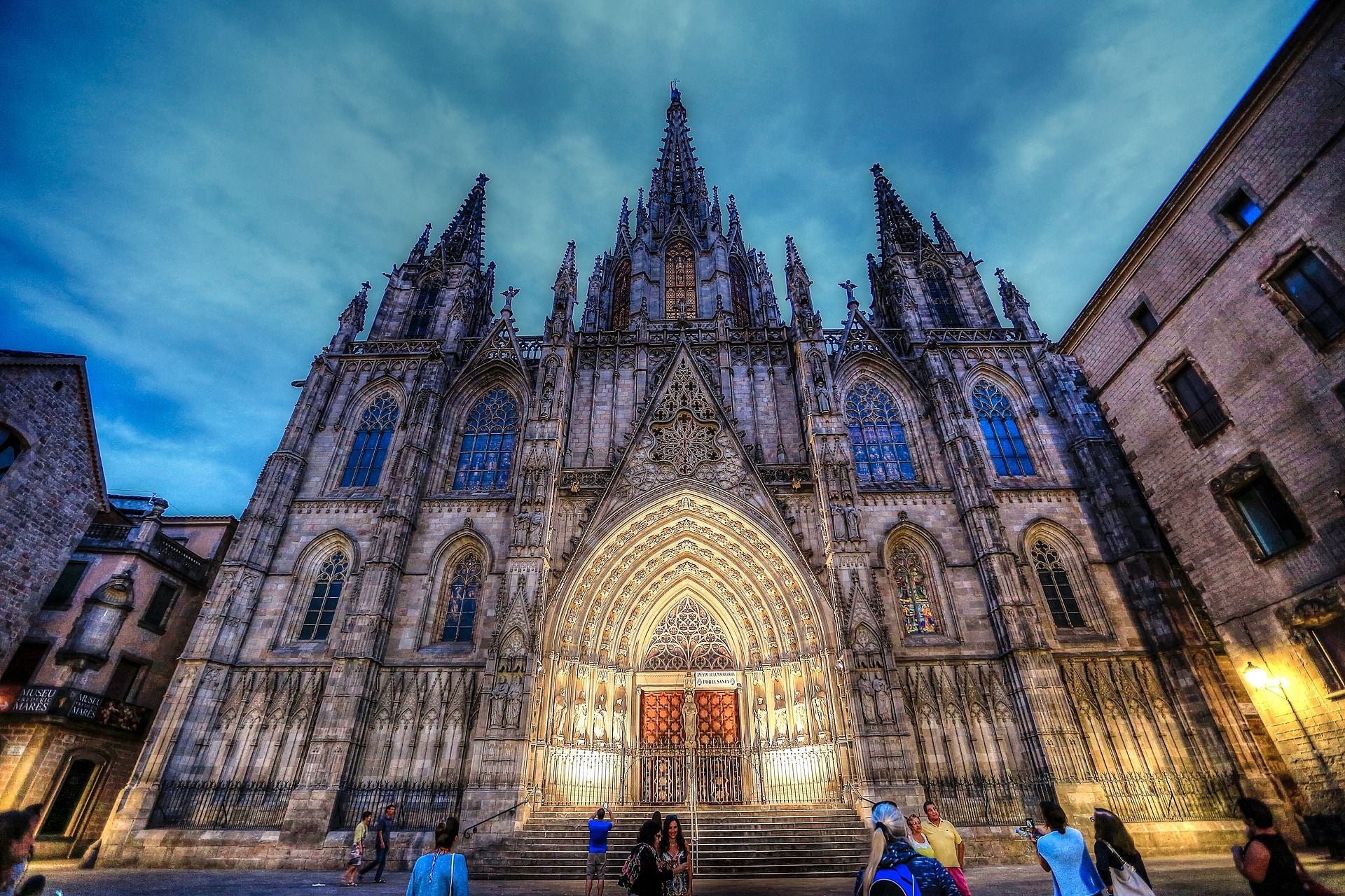 kathedraal Barcelona 's avonds verlicht