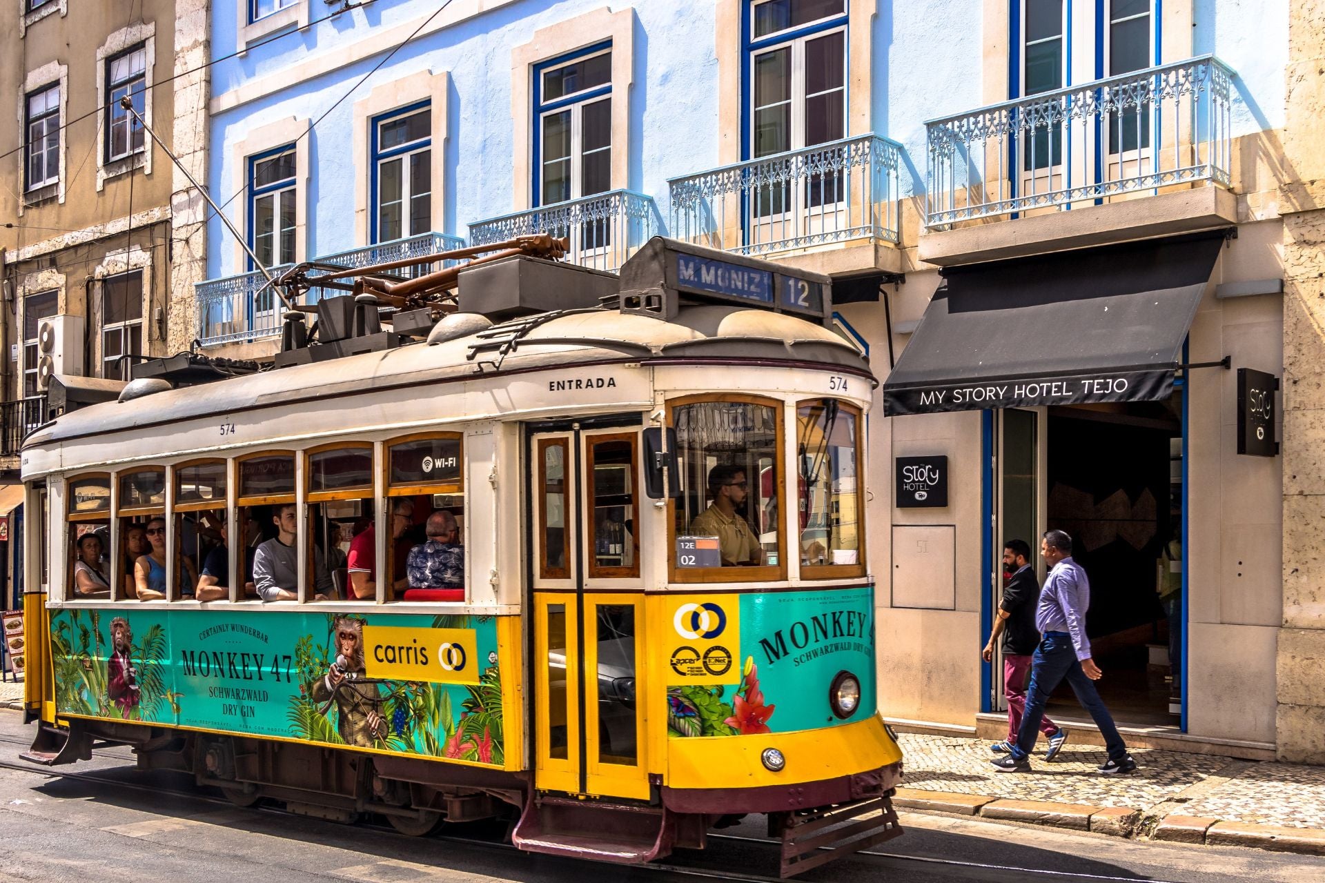 Bontgekleurde oude tram in Lissabon