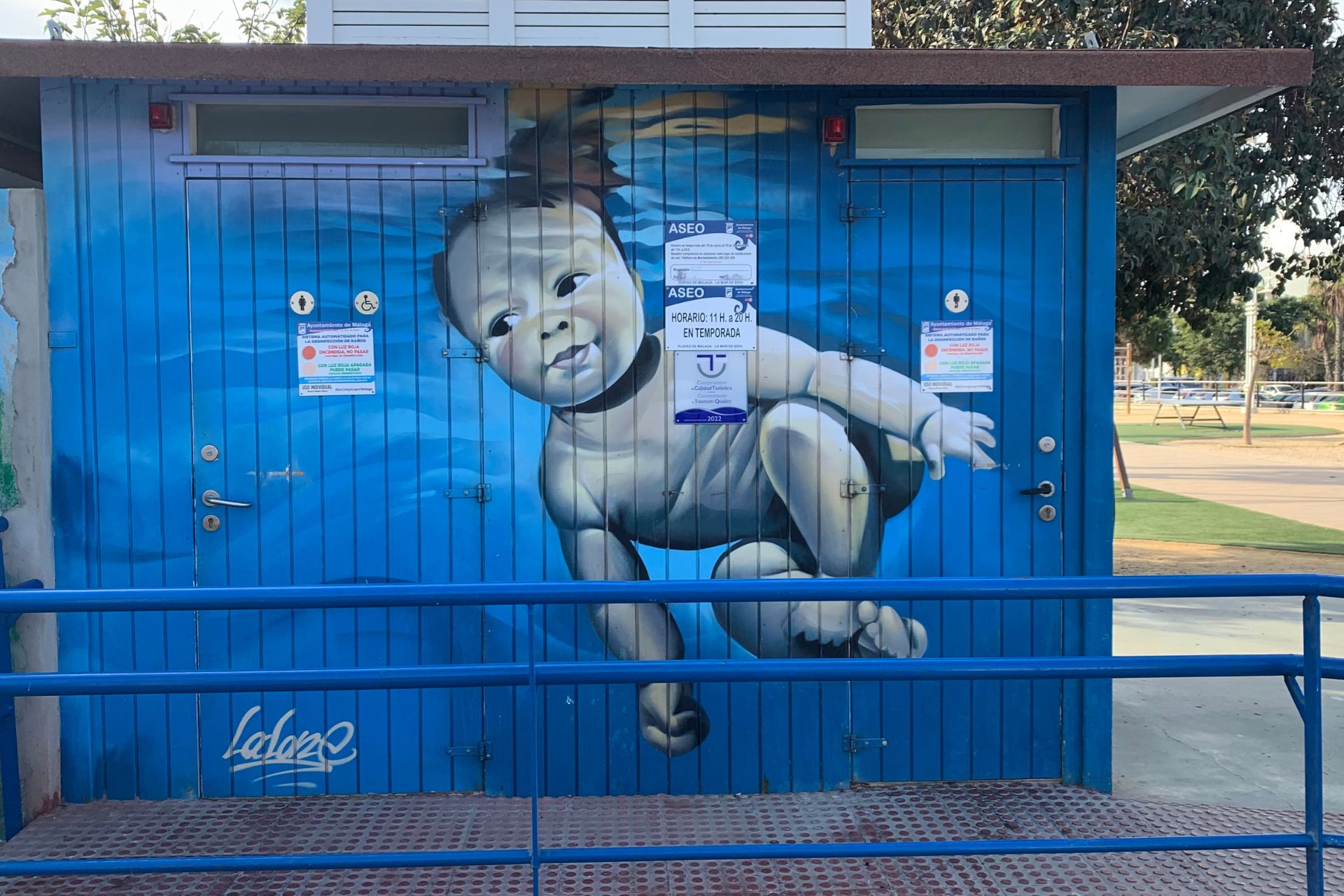 Street art in Malaga van een baby in blauw water