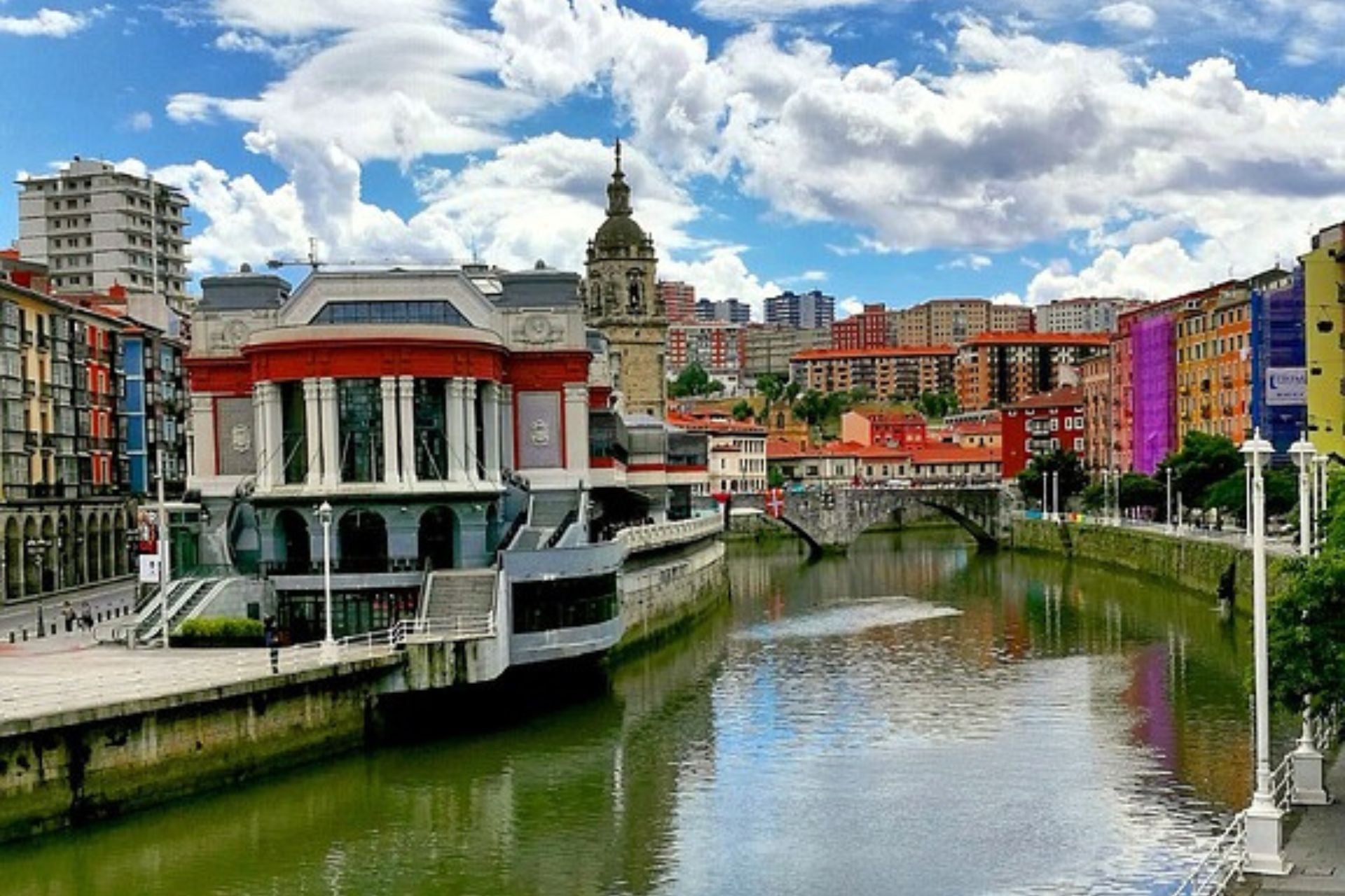 Zicht op Bilbao met rivier Nervion gekleurde gebouwen oude brug