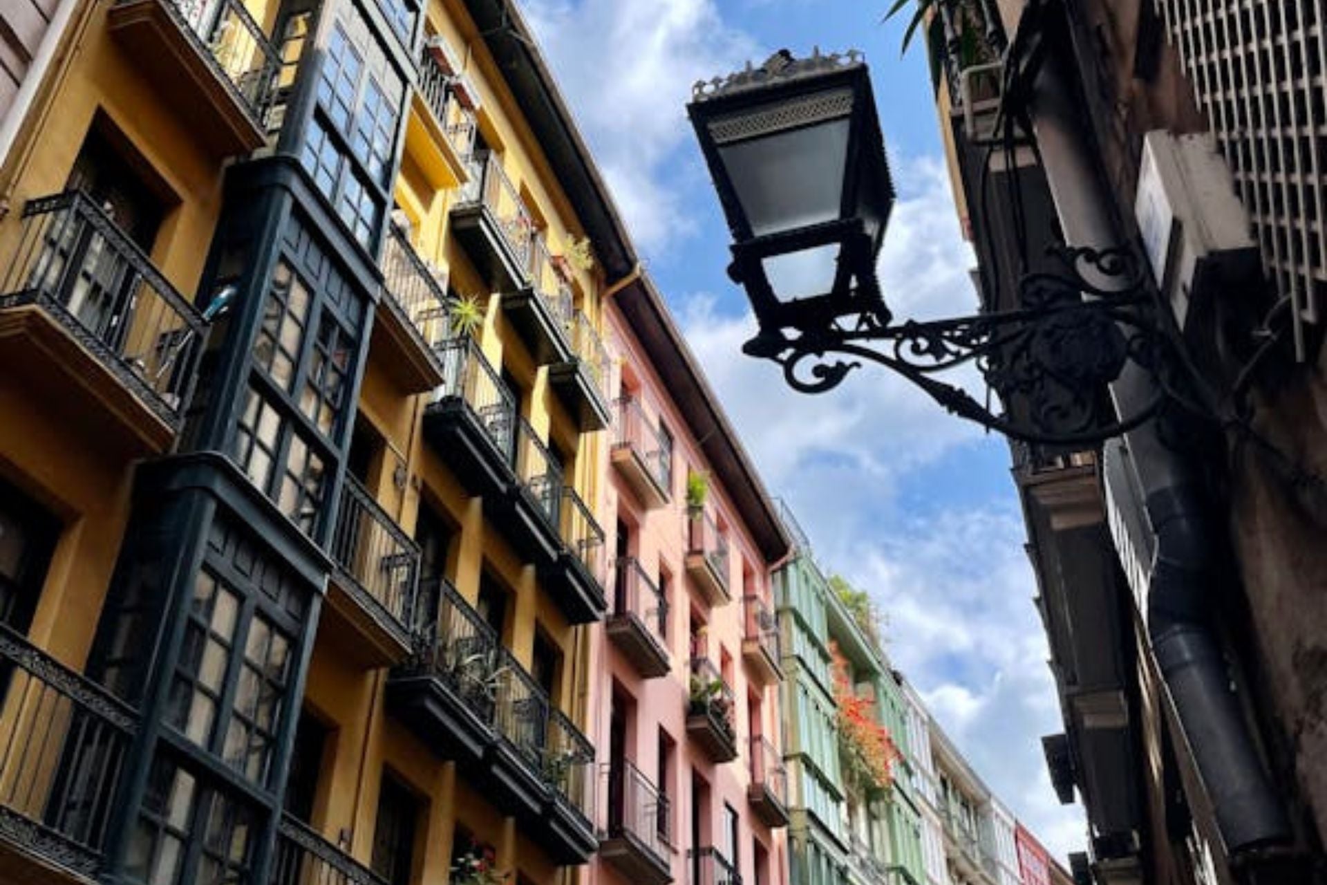 Straat met gekleurde huizen Bilbao oude lamp