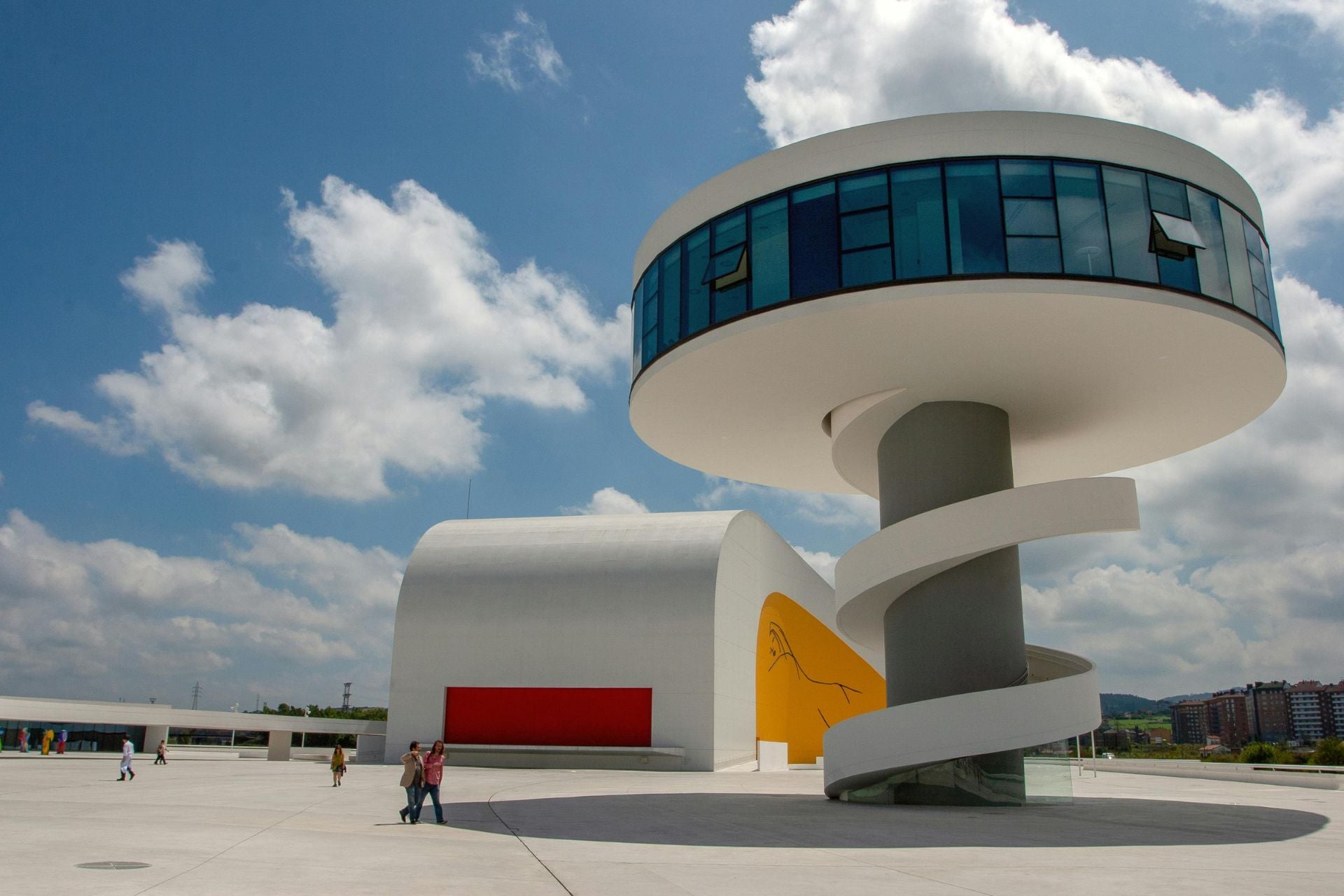 Centro Cultural Oscar Niemeyer futuristisch kunstmuseum Aviles Spanje