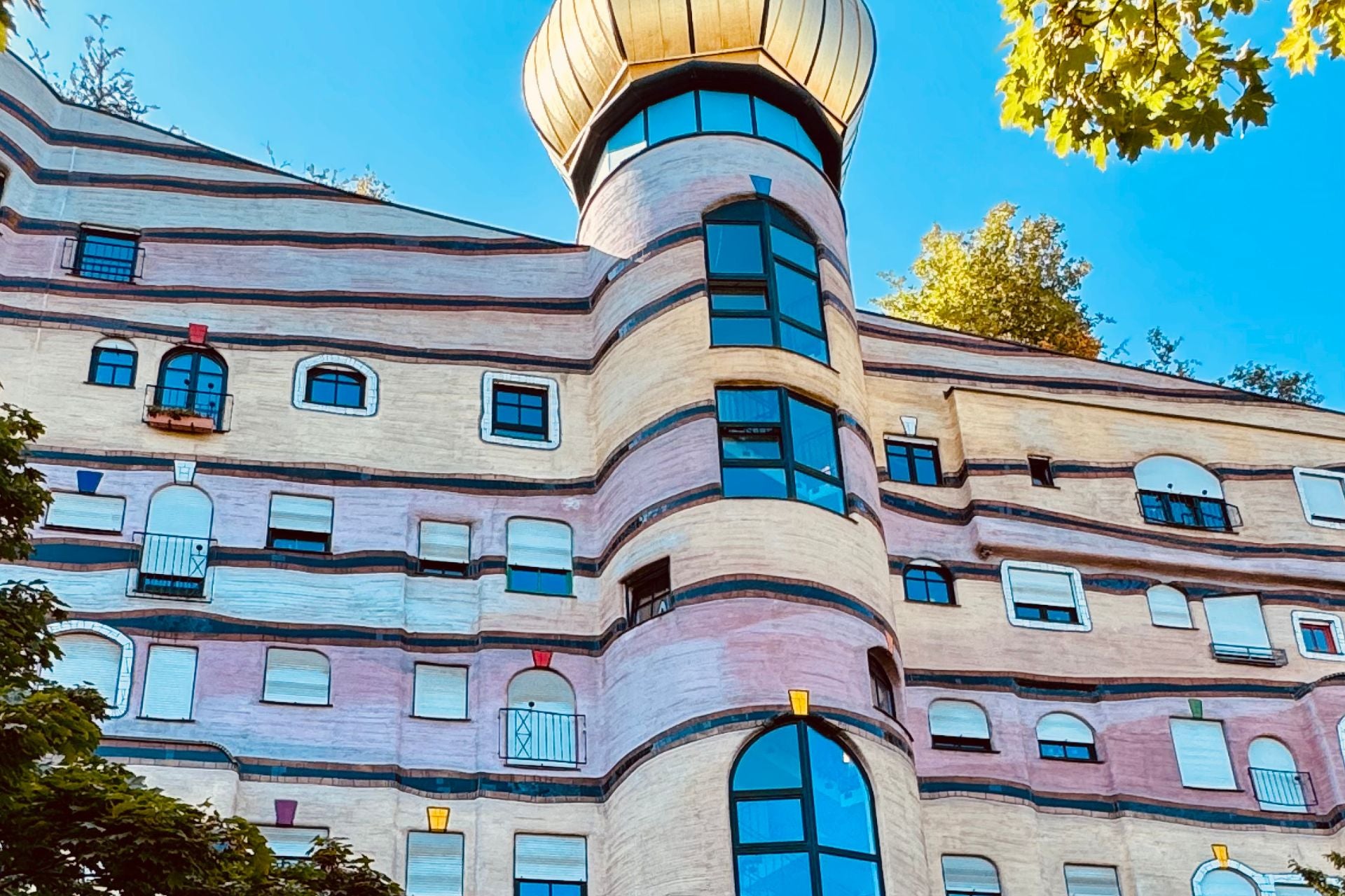 Wat te doen in Darmstadt: het kleurrijke wooncomplex van Hundertwasser