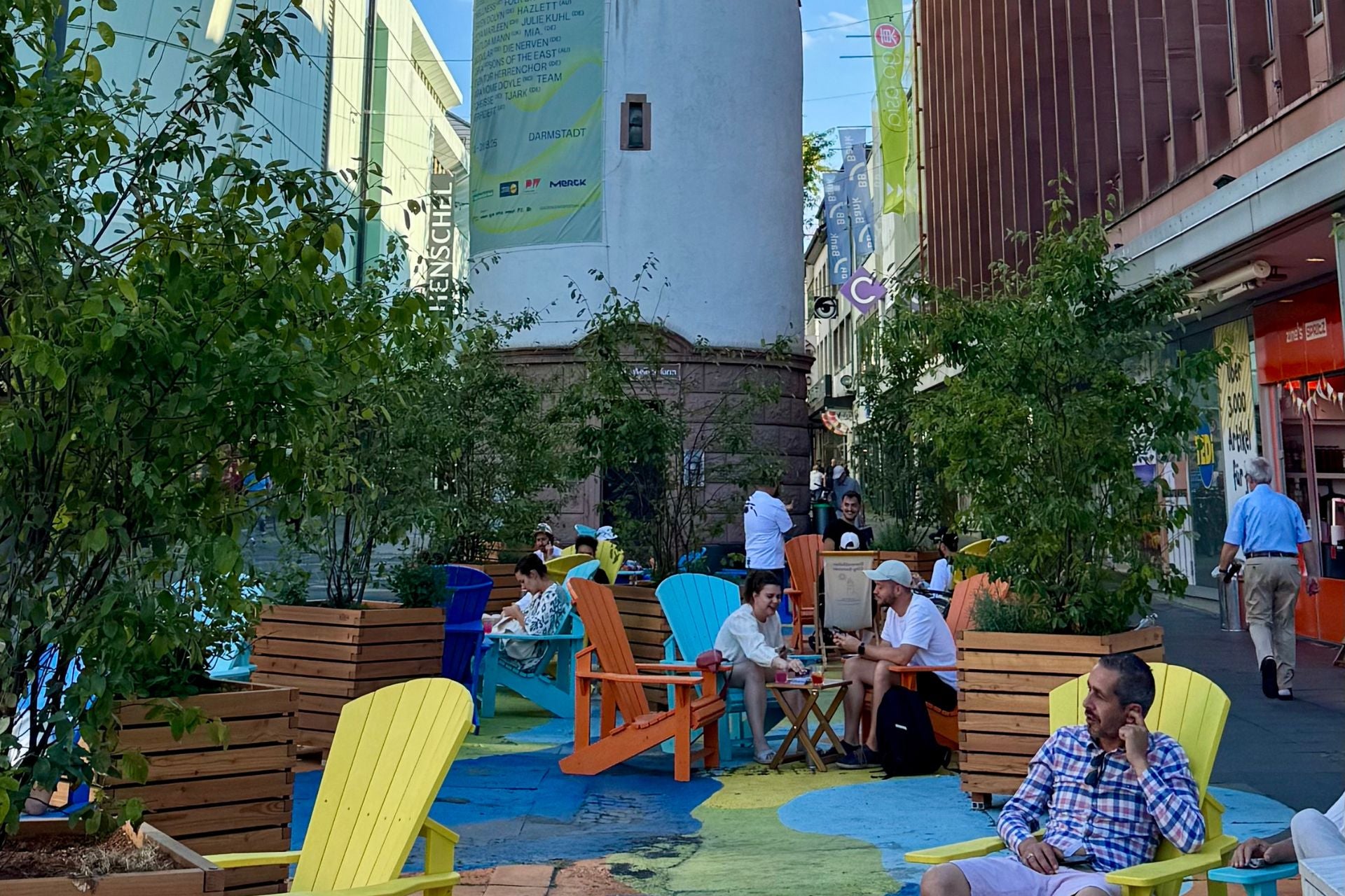 Chillen tijdens je stedentrip onder de Weisser Turm in Darmstadt