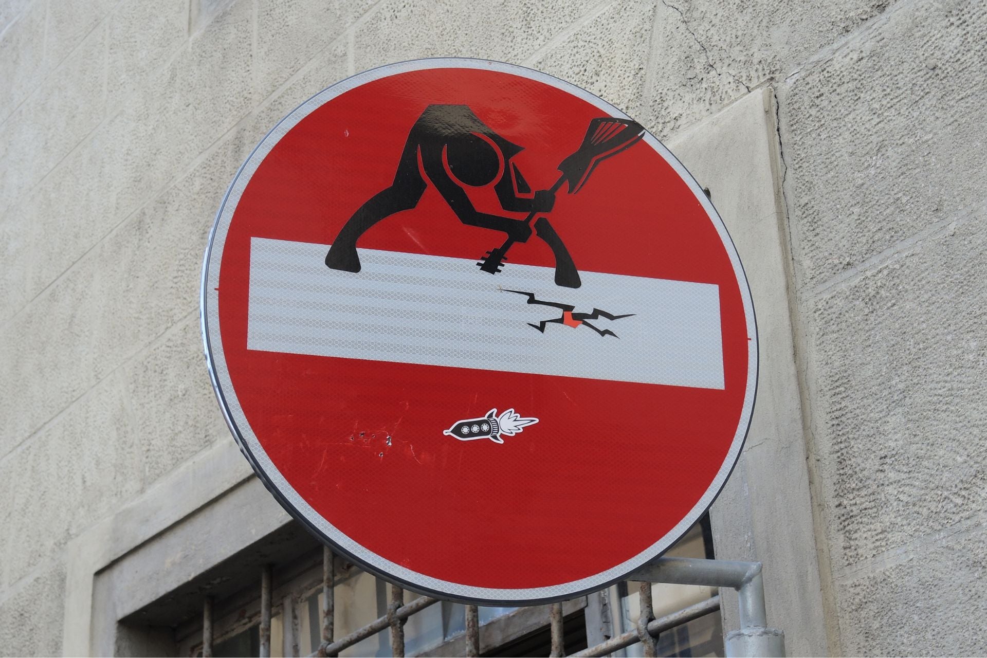 Verkeersbord met street art van artiest Clet in Florence Toscane Italië