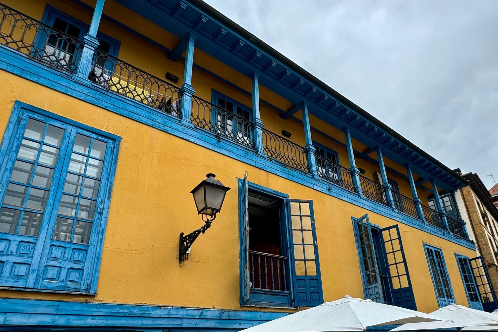 Geel blauw oud gebouw in Gijon Spanje