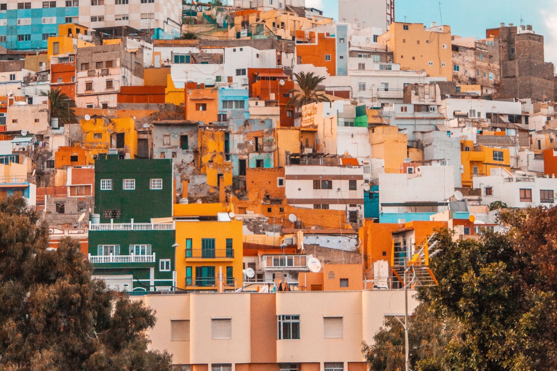 Uitzicht op de heuvel met kleurrijke huizen in de Las Palmas op Gran Canaria