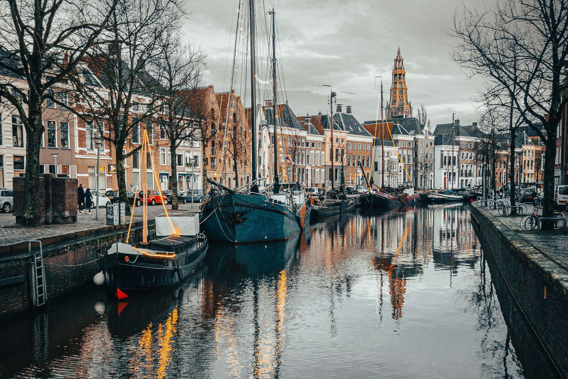 Hoge der A in Groningen met oude huizen en zeilschepen