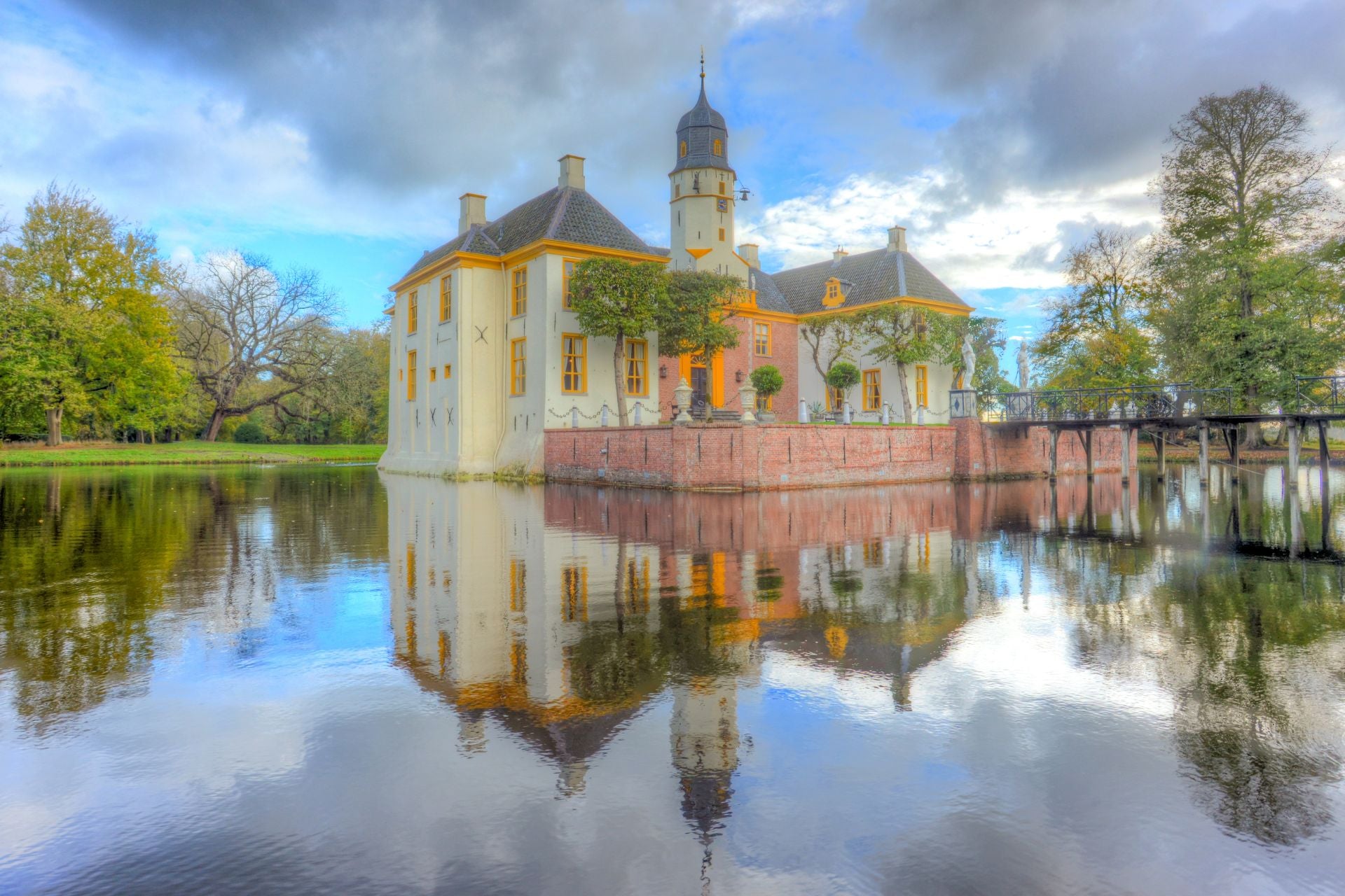 Freylemaborg in Slochteren met water erom heen