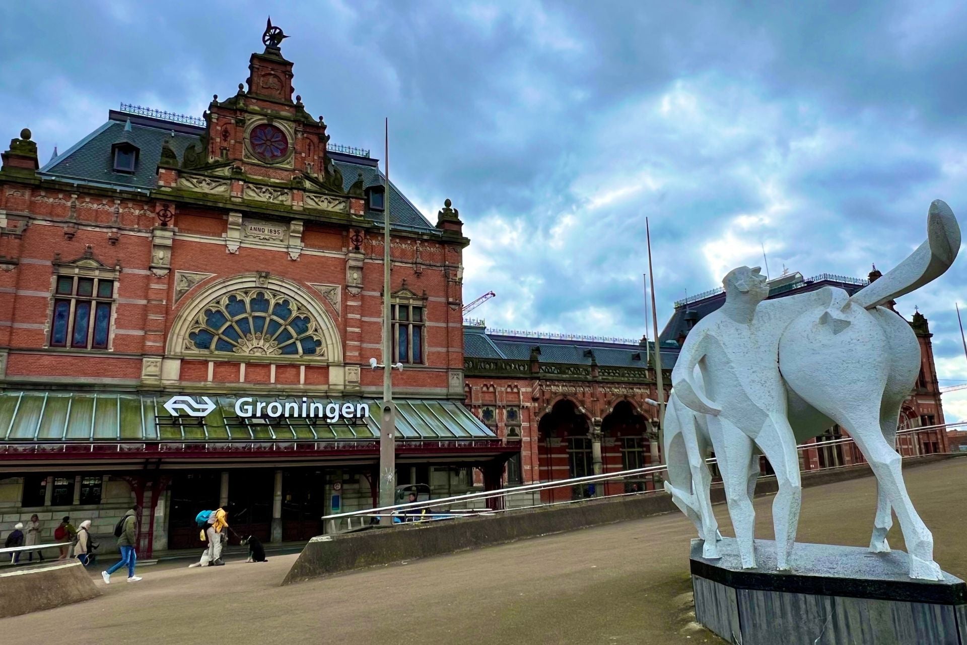Het Station van Groningen met het Peerd van Ome Loeks op de voorgrond