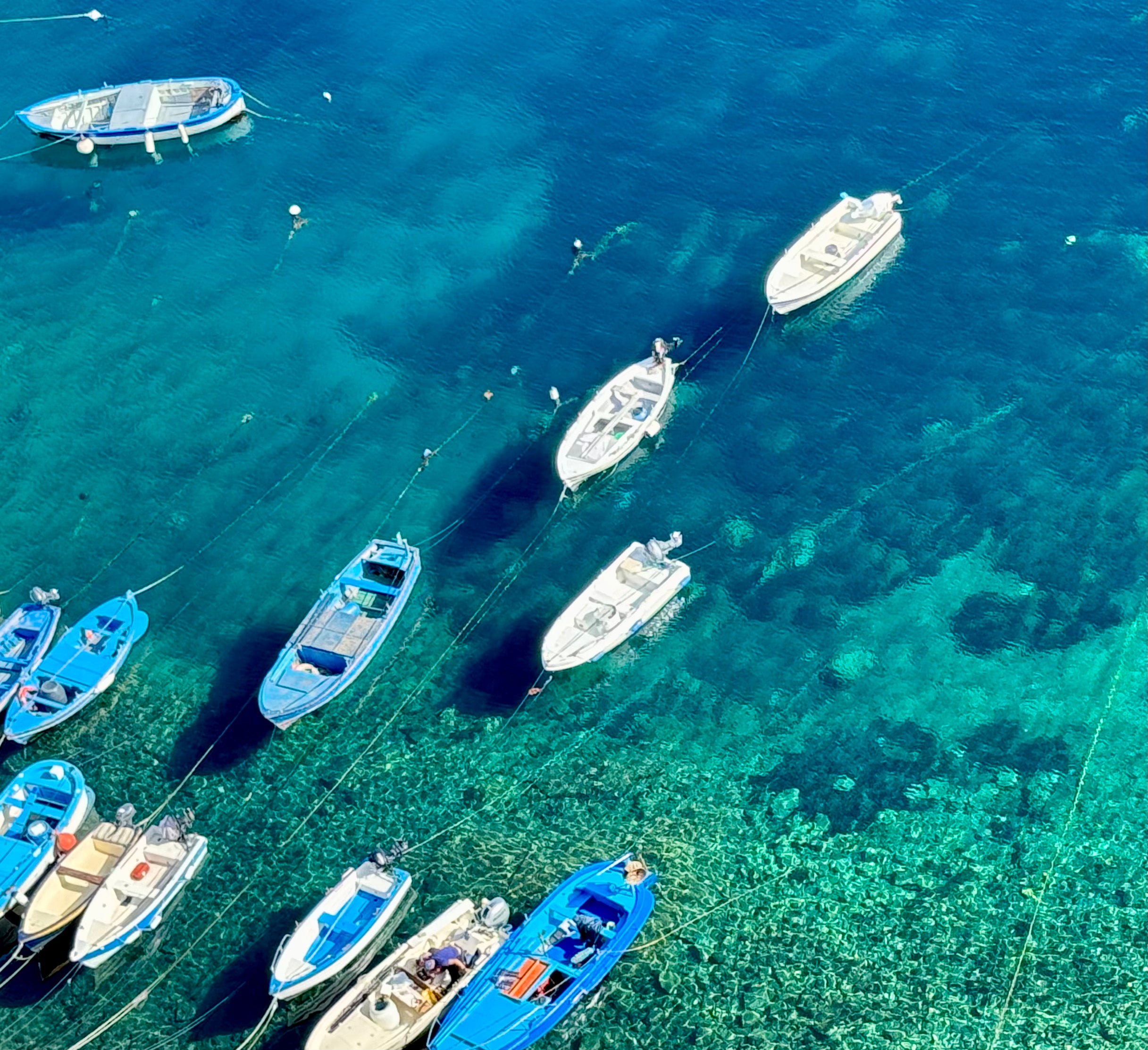 Gekleurde bootjes helder zeewater Calabrië