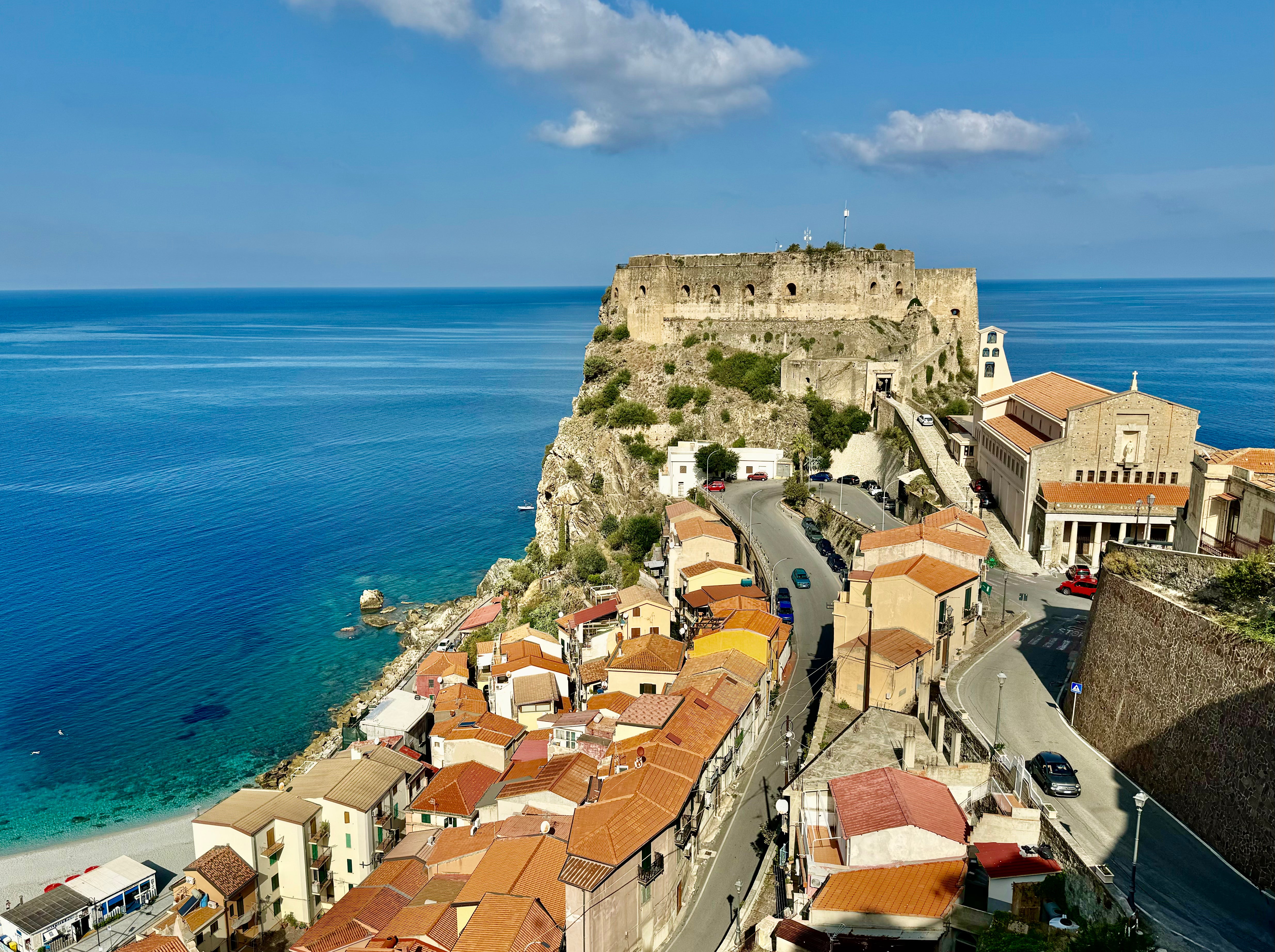 Scilla dorpje op rotspunt zee fort Calabrië Italië