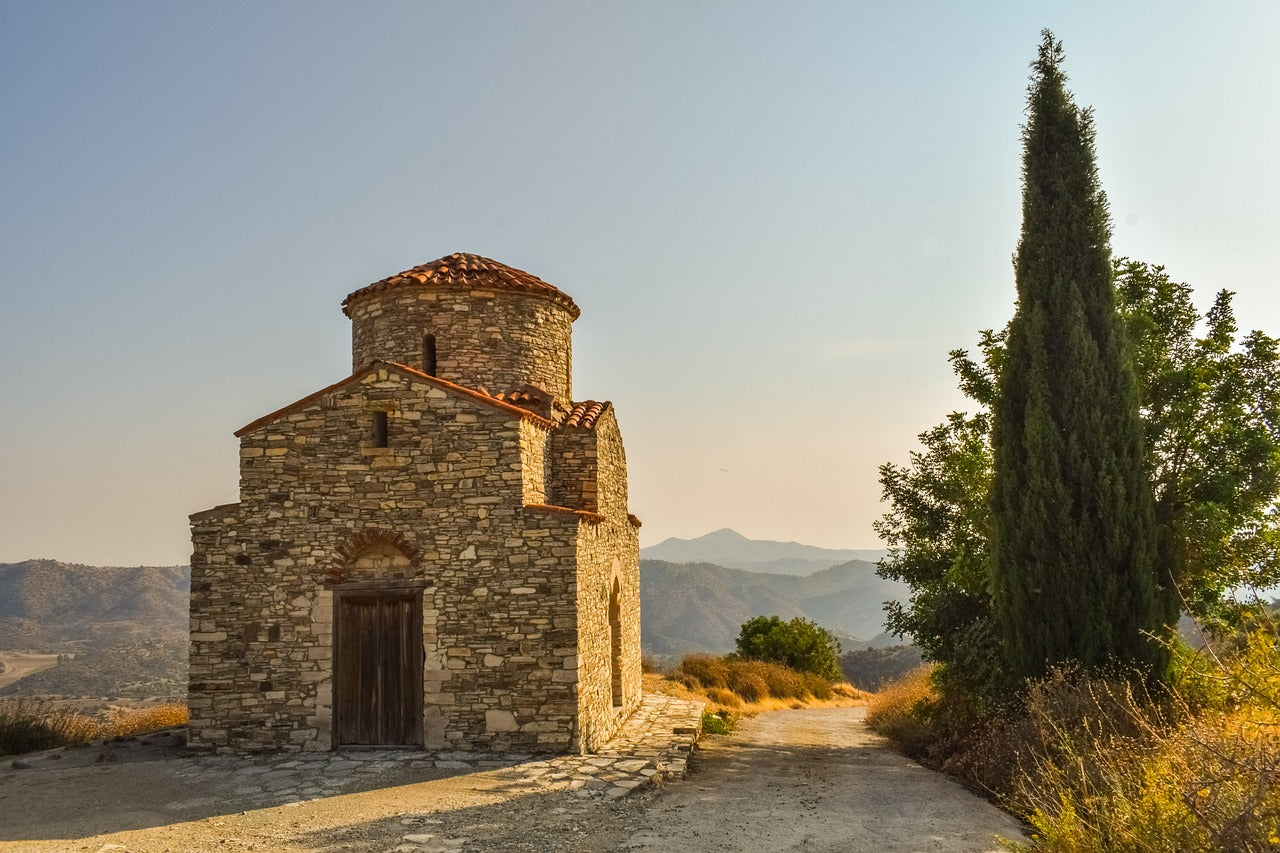 klein stenen kerkje bij landweg bergen Cyprus