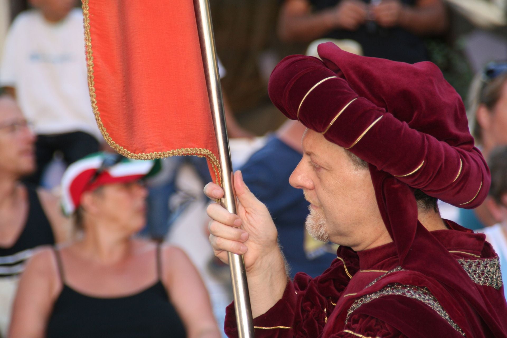 Man in traditionele kleding tijdens de Palio delle Barche bij het Trasimenomeer in Umbrië