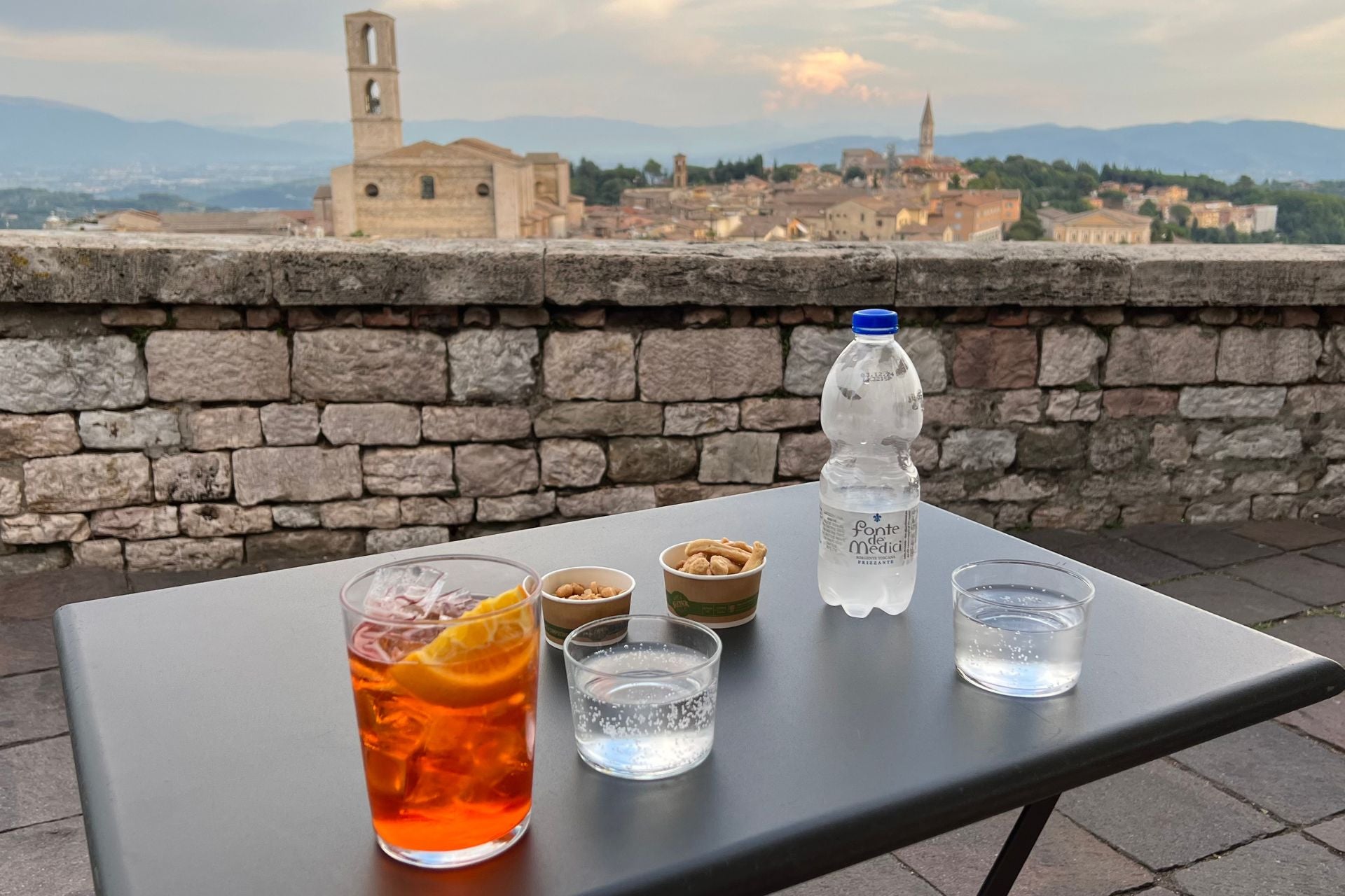 Uitzicht op Perugia in Umbrië met een terrastafel op de voorgrond
