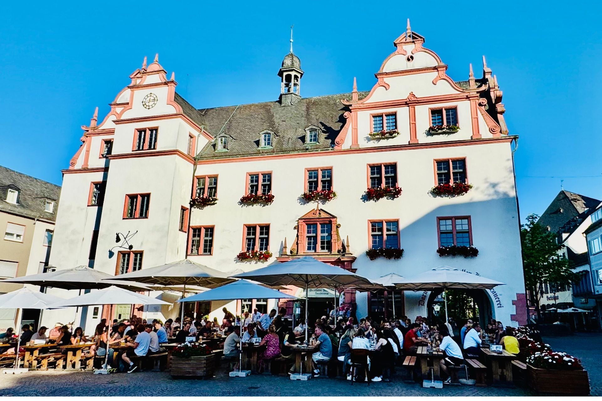 Gezellig bier drinken en eten op de Marktplatz in Darmstadt
