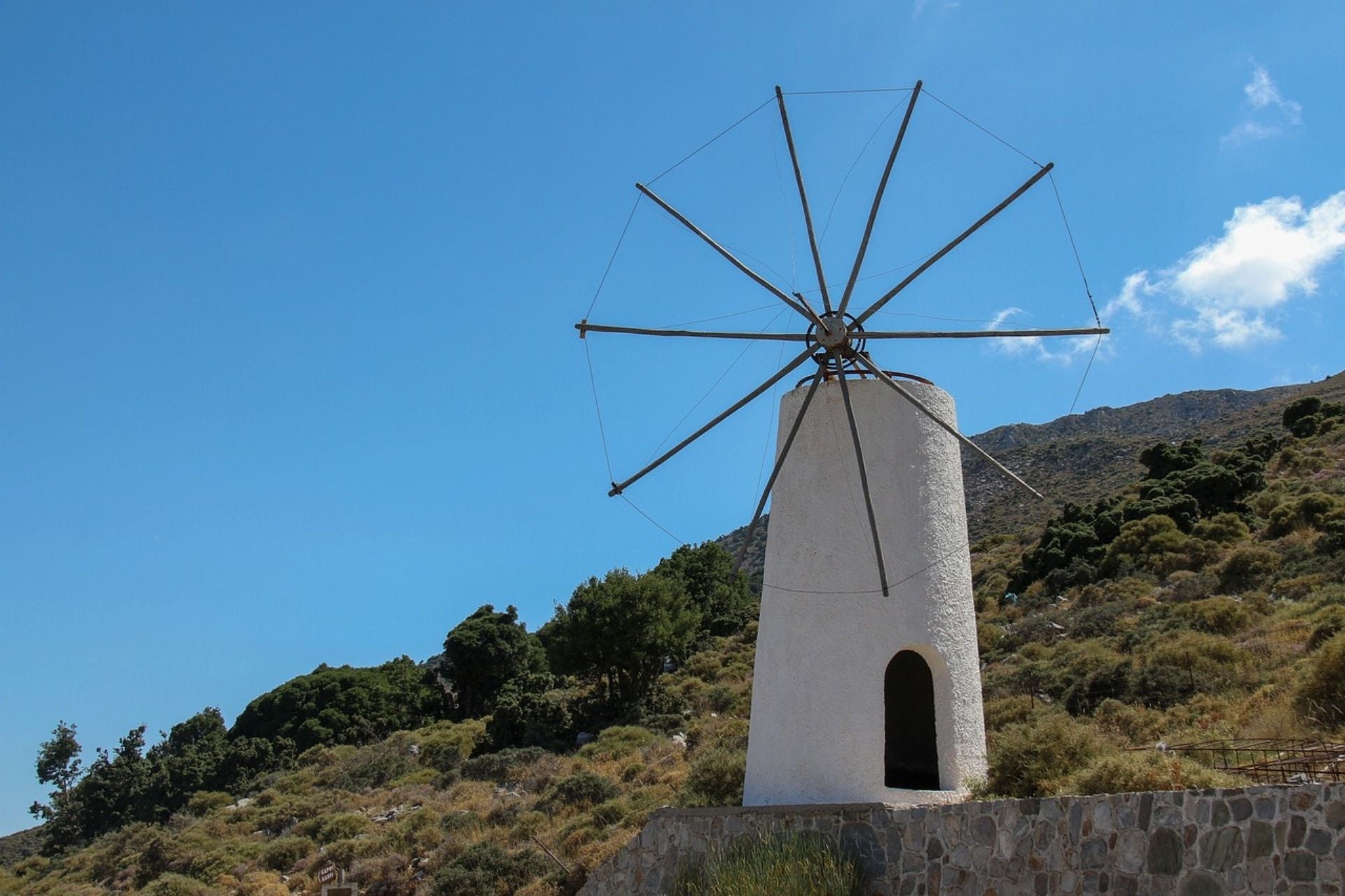 Griekse witte molen op Kreta met blauwe lucht