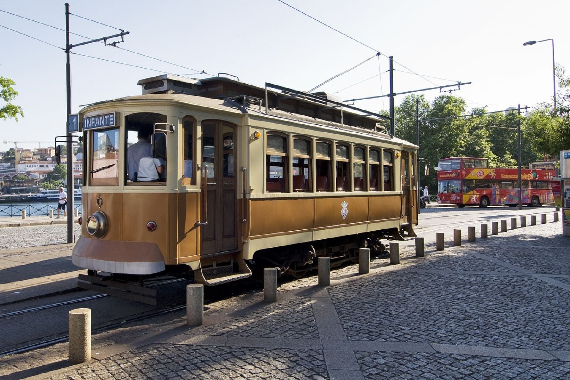 Oude gele tram in Porto