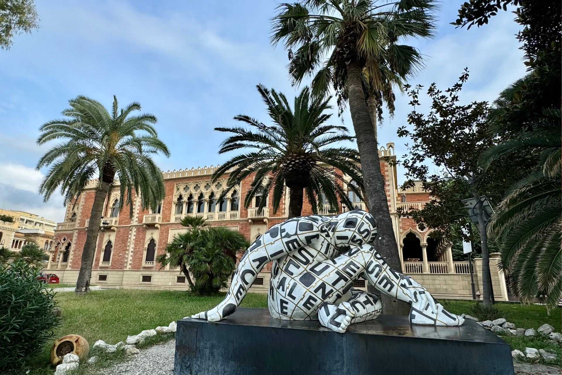 Reggio Calabria Italië stenen beeld met letters palmbomen palazzo
