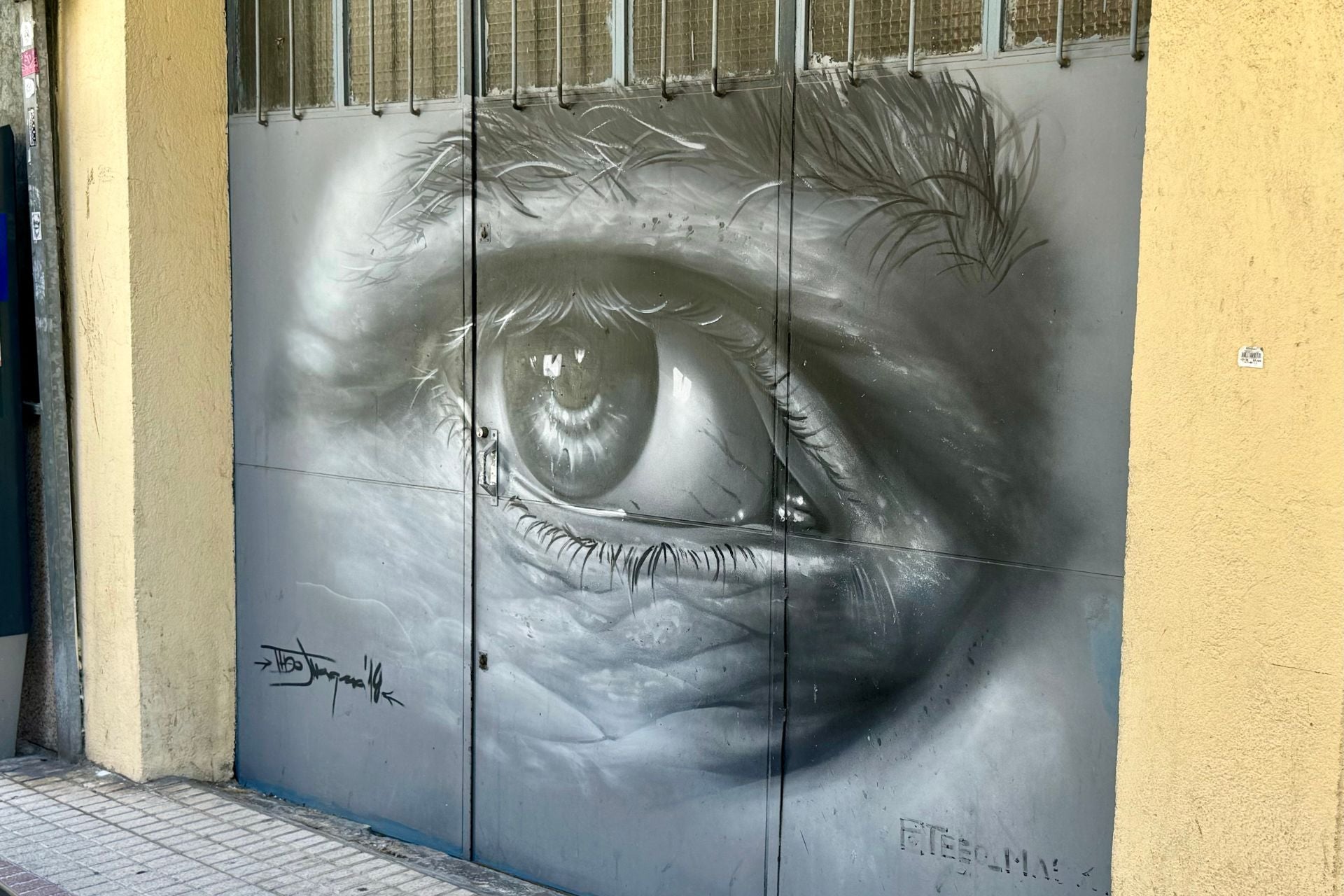 Street art groot oog grijs Salamanca Spanje