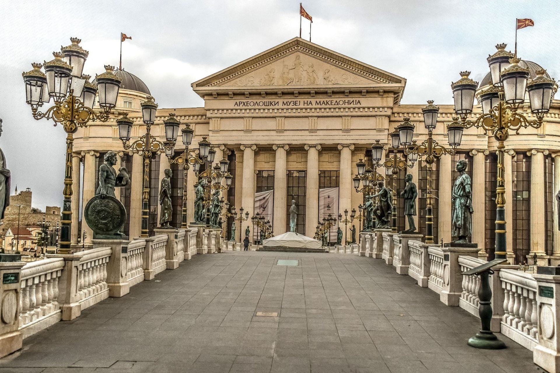 Brigde of Civilisations met zicht op het Archeologisch Museum in Skopje