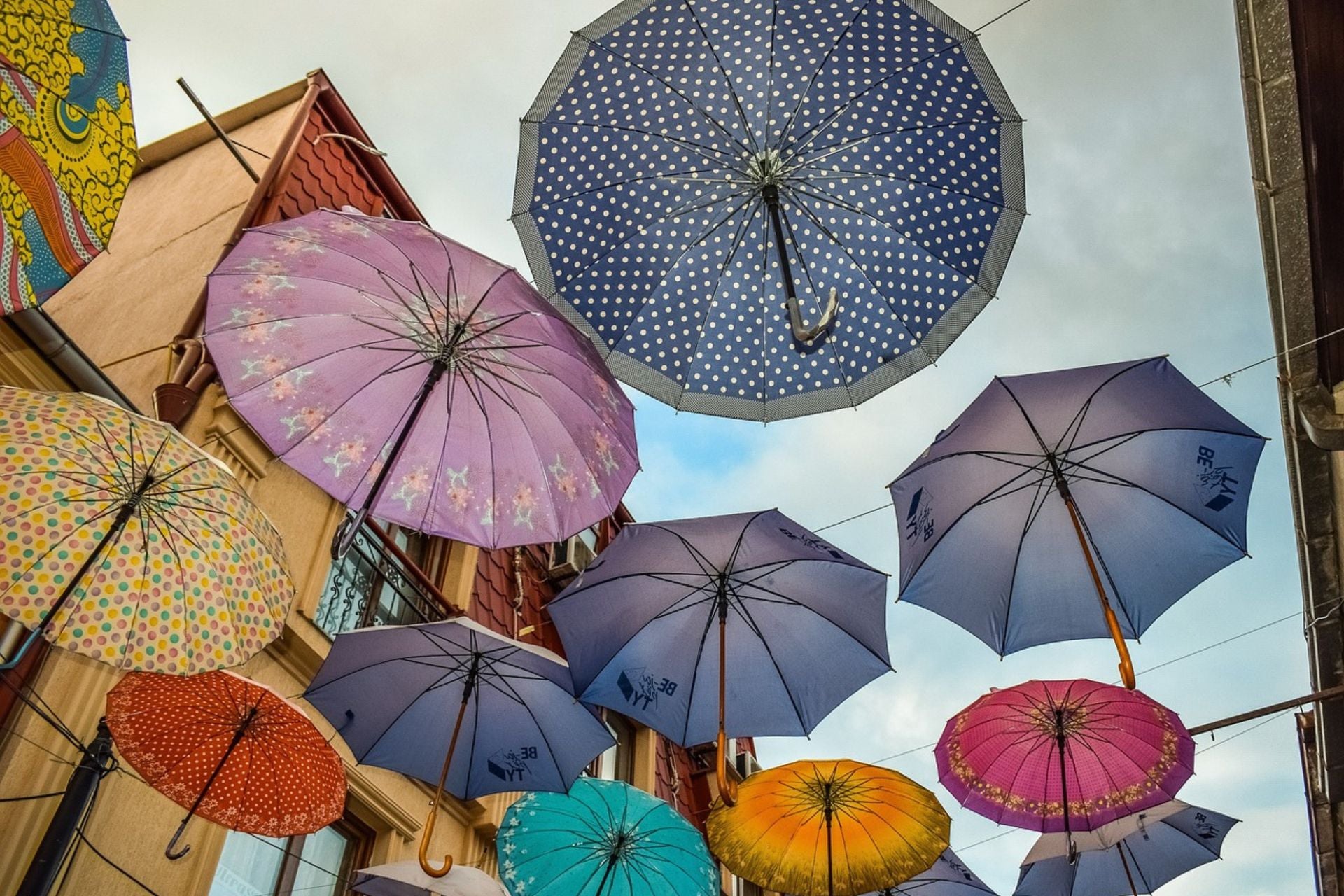 Straatje met gekleurde paraplu's in Skopje