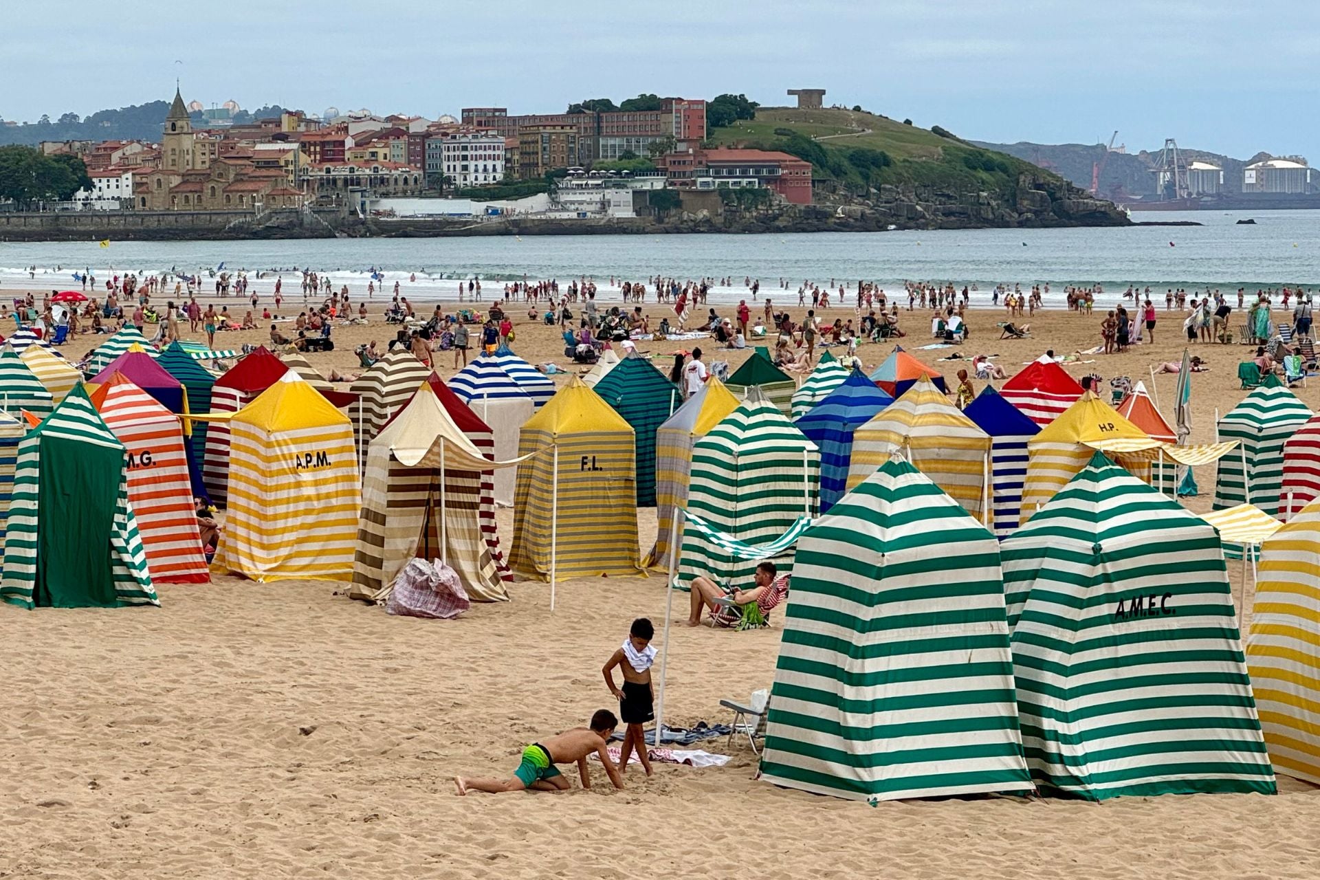 Strand met gestreepte strandtenten Gijon Spanje