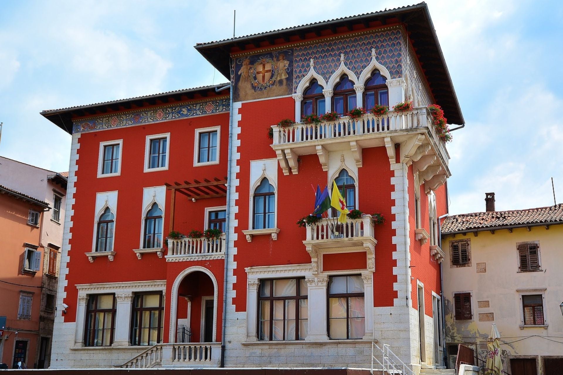 Foto van het rode gemeentehuis van Vodnjan in Istrië, Kroatië