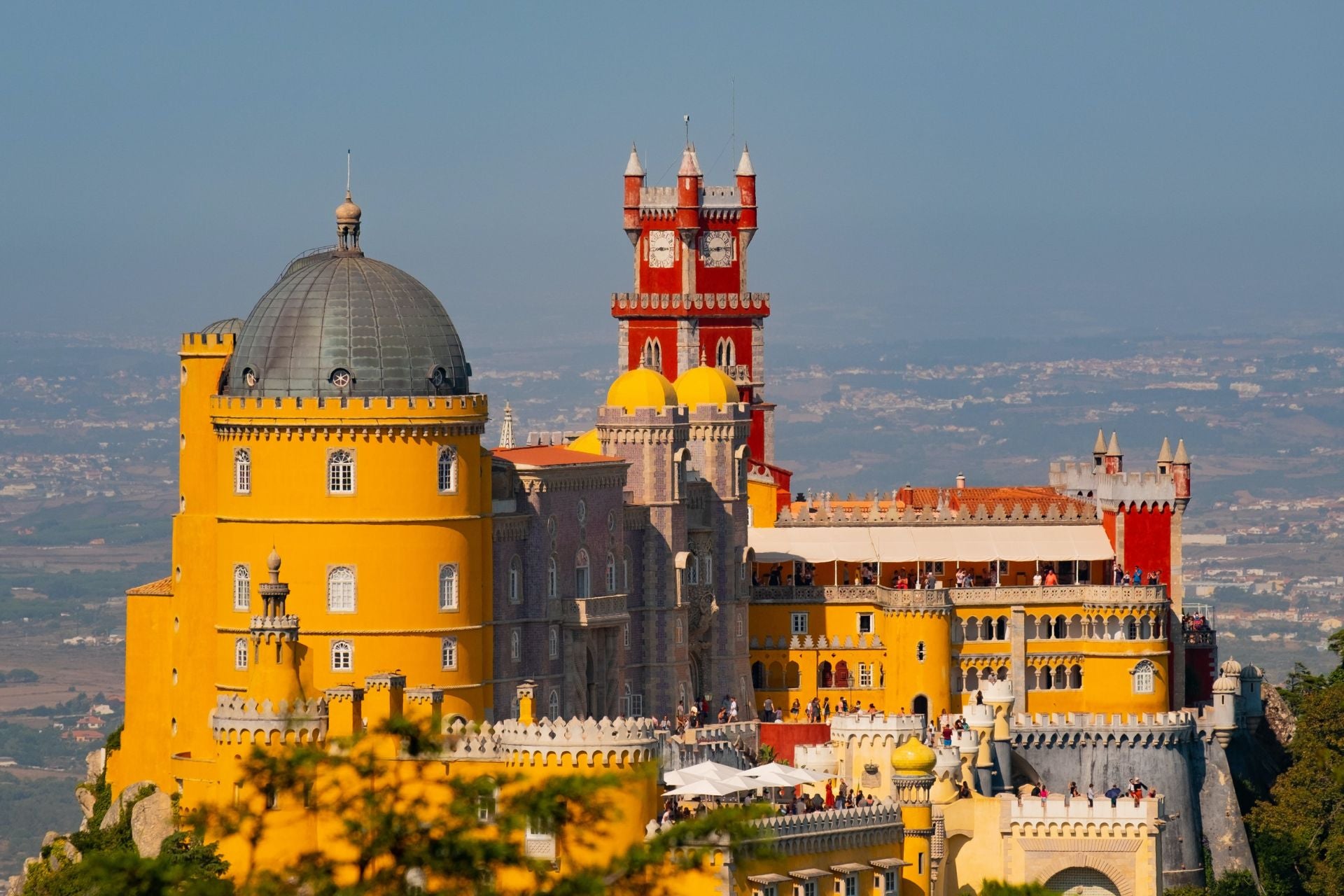 Sprookjespaleis Palacio da Pena in Sintra rood en oranje gekleurd