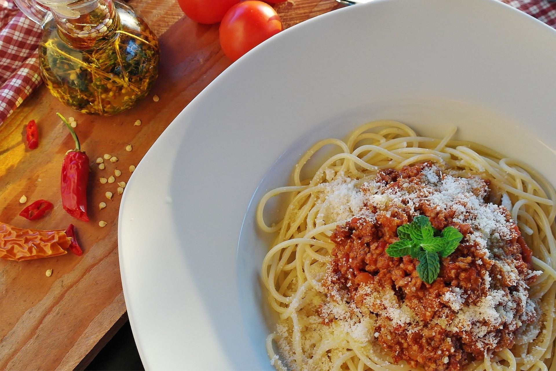 Een wit bord met spaghetti bolognese