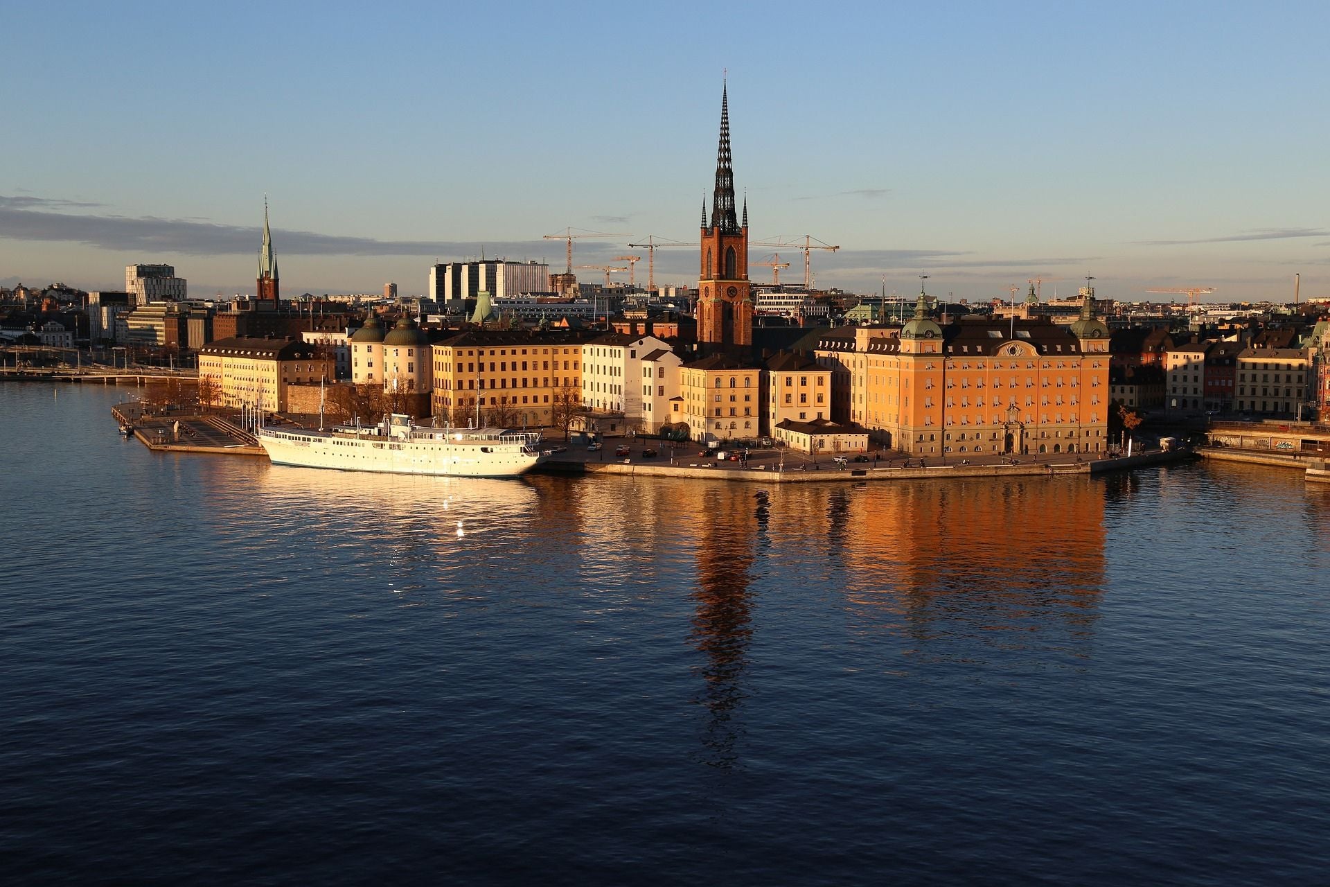 Skyline van Stockholm met water op de voorgrond