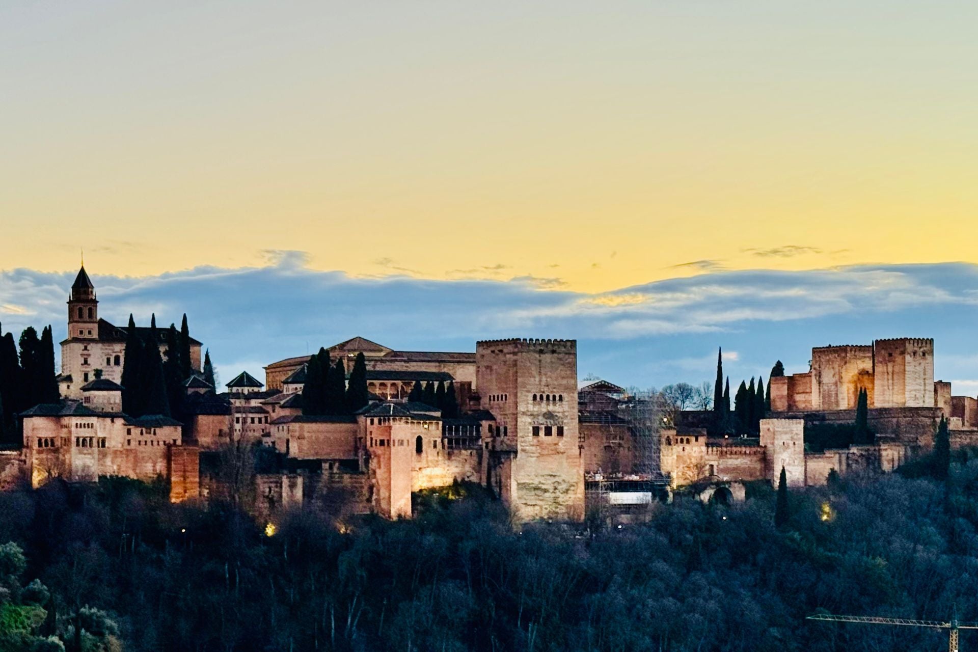 Uitzicht vanaf mirador op het Alhambra bij zonsondergang is topattractie