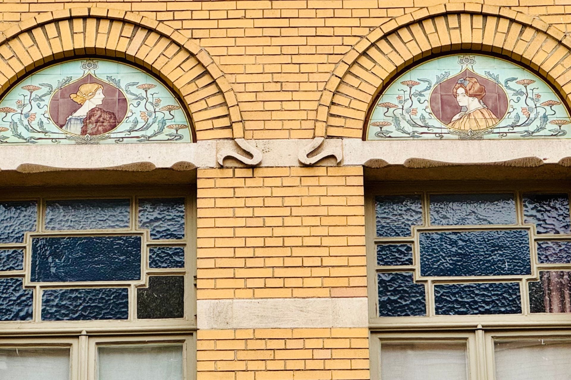 Detail van een Art Nouveau huis in de wijk Zurenborg van Antwerpen, een hoogtepunt en supertip om hier een wandeling te doen.