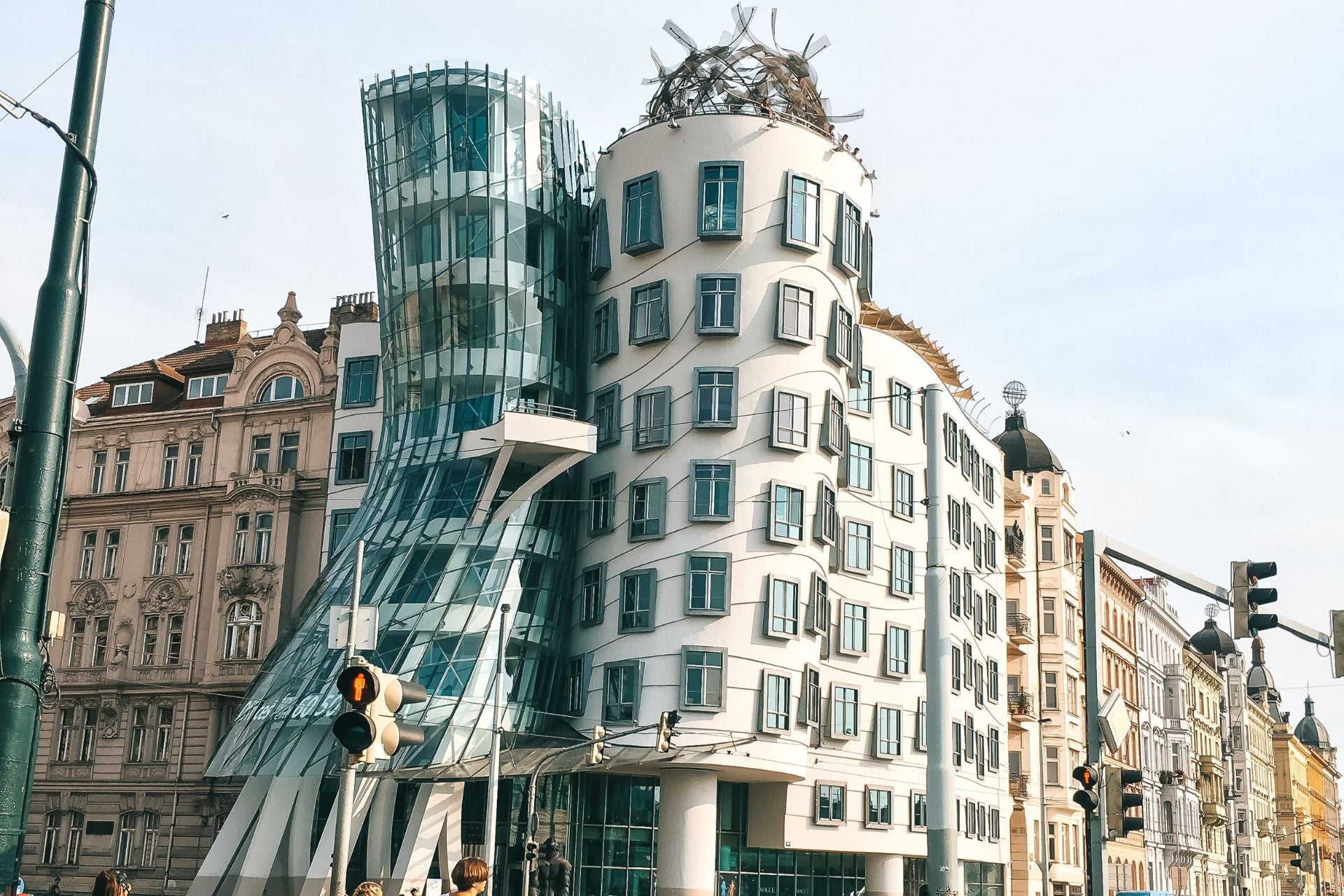 Kantoorgebouw Het dansende huis ontworpen door Frank Gehry is een leuke tip tijdens deze stedentrip