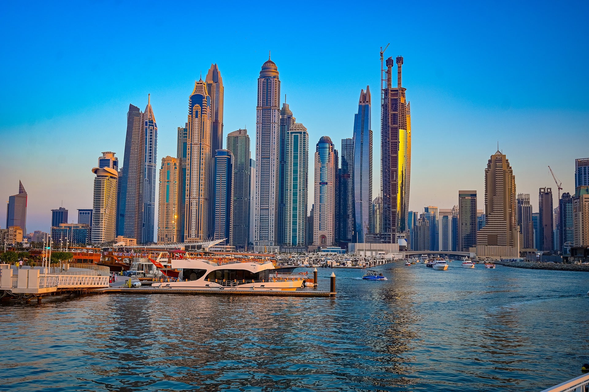 De skyline van Dubai met op de voorgrond water en boten