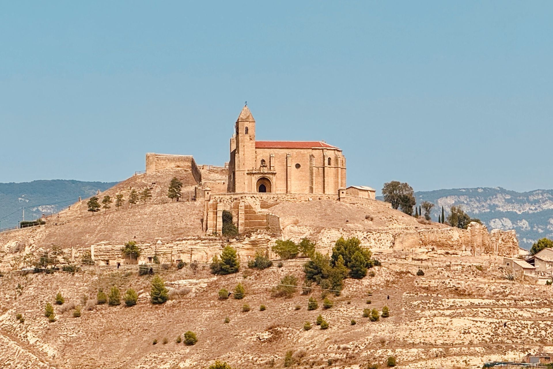 Kerk in het landschap van de Rioja-streek in de buurt van Haro en Logroño
