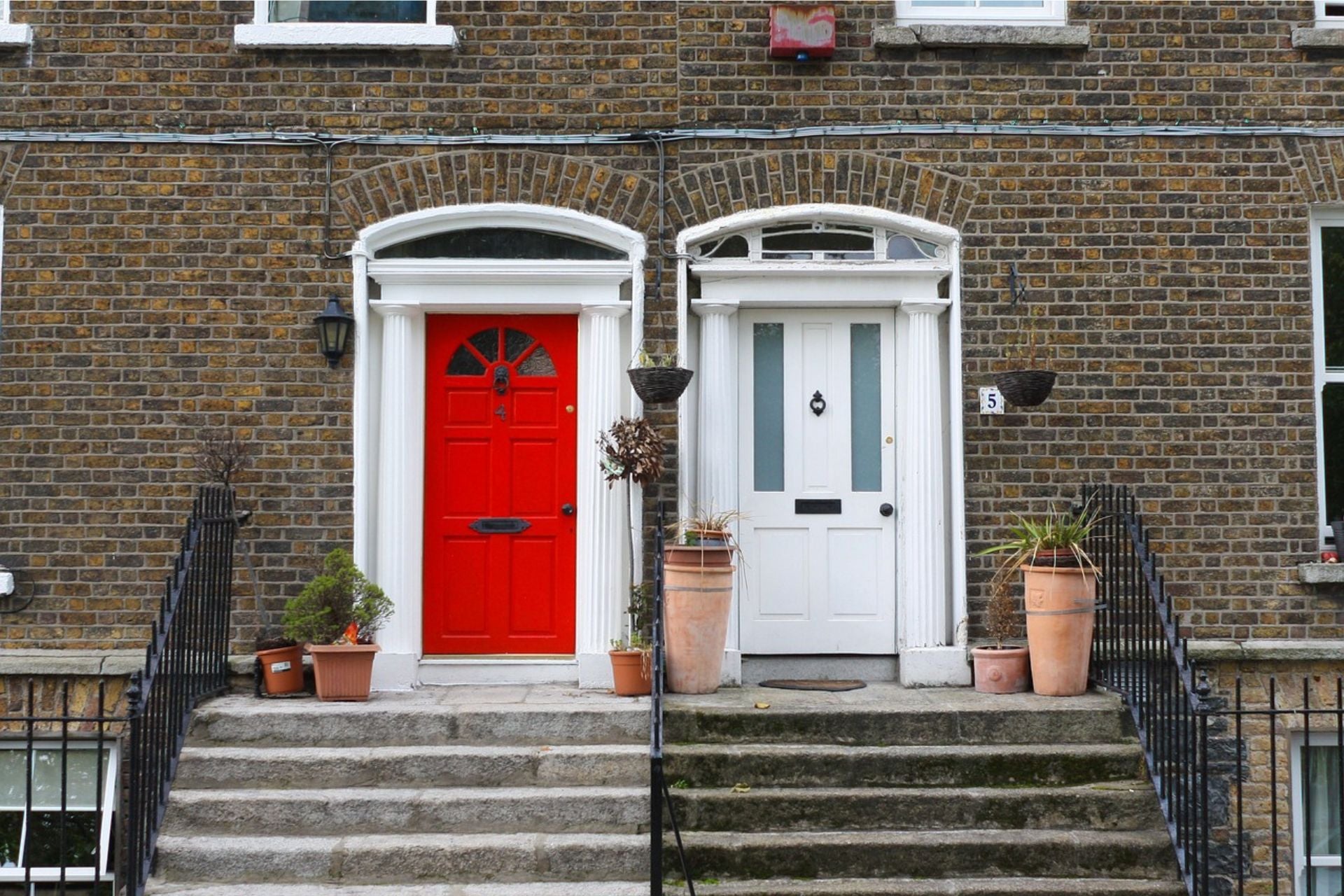 In Dublin zijn de statige deuren felgekleurd mooie stad voor citytrip