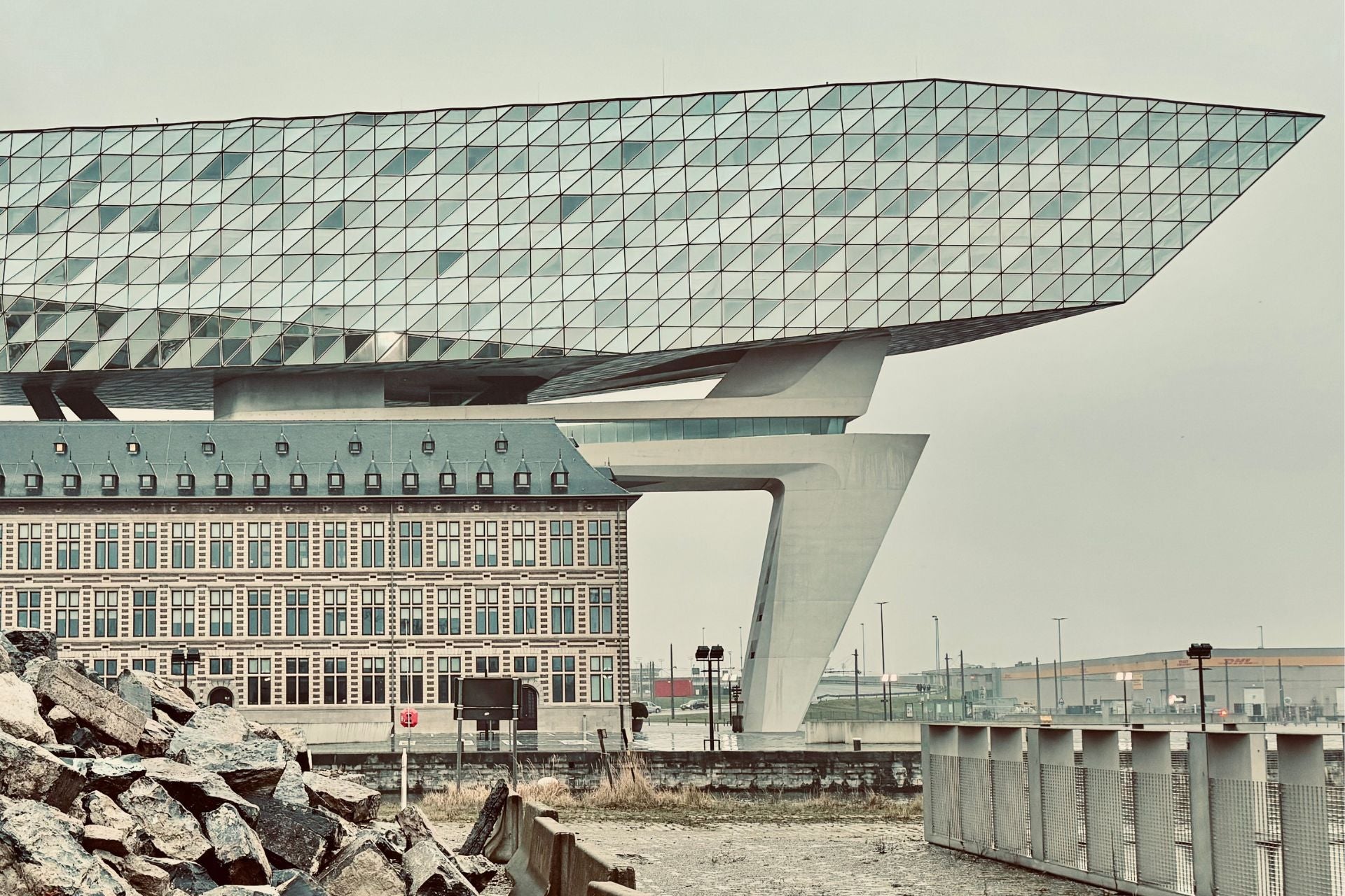 Afbeelding van het Havenhuis van Antwerpen, een architectuur hoogtepunt en hotspot in de haven