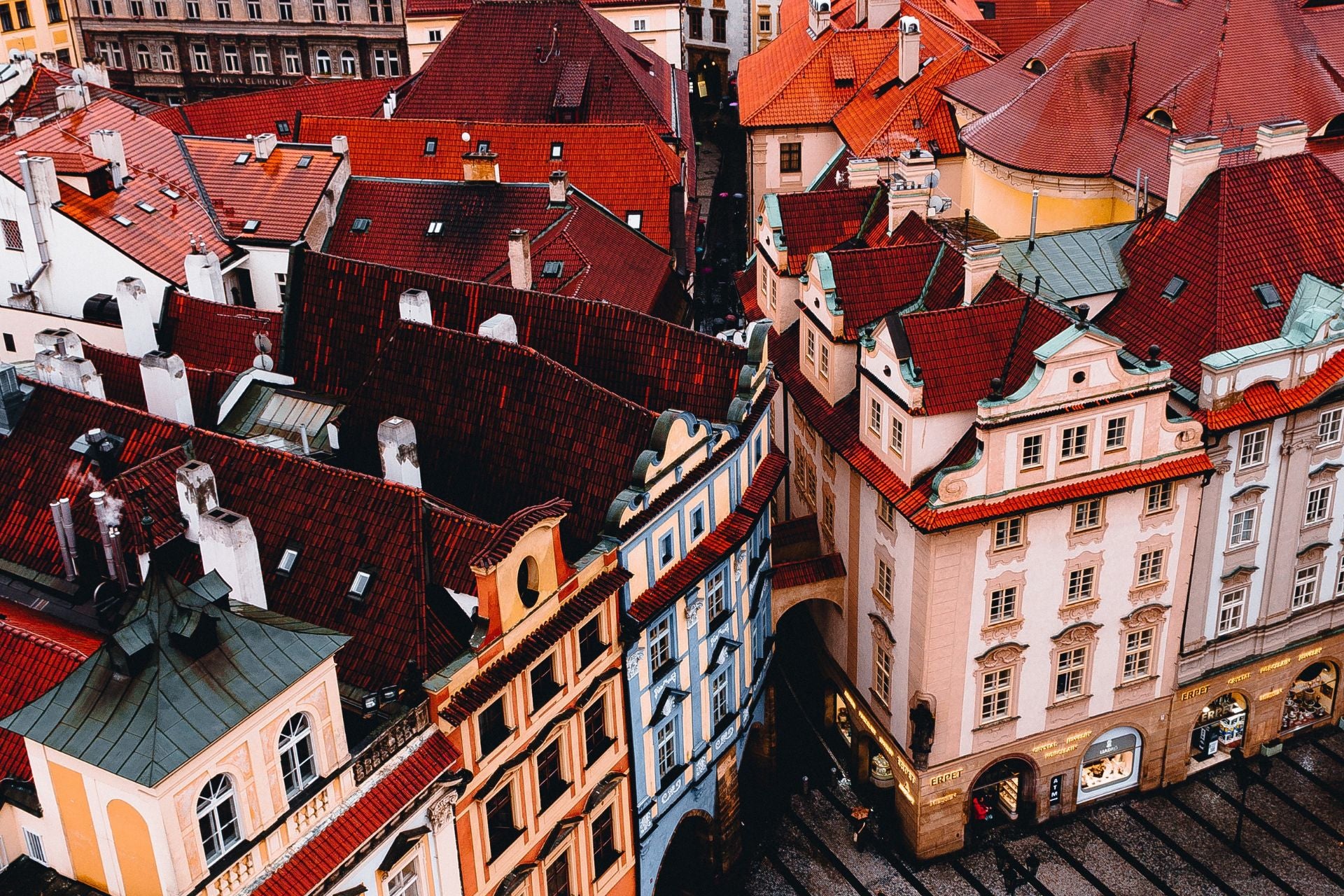 Oude huizen in Praag met rode daken van boven gezien, een van de tips van deze topbestemming