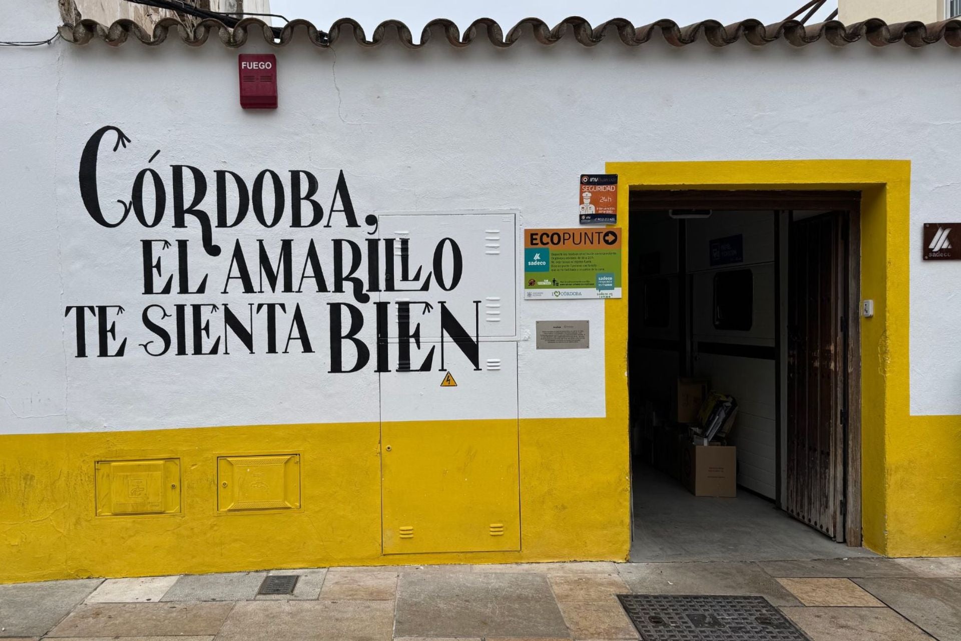 Huis in Cordoba in wit en geel met Spaanse tekst erop leuk om te zien
