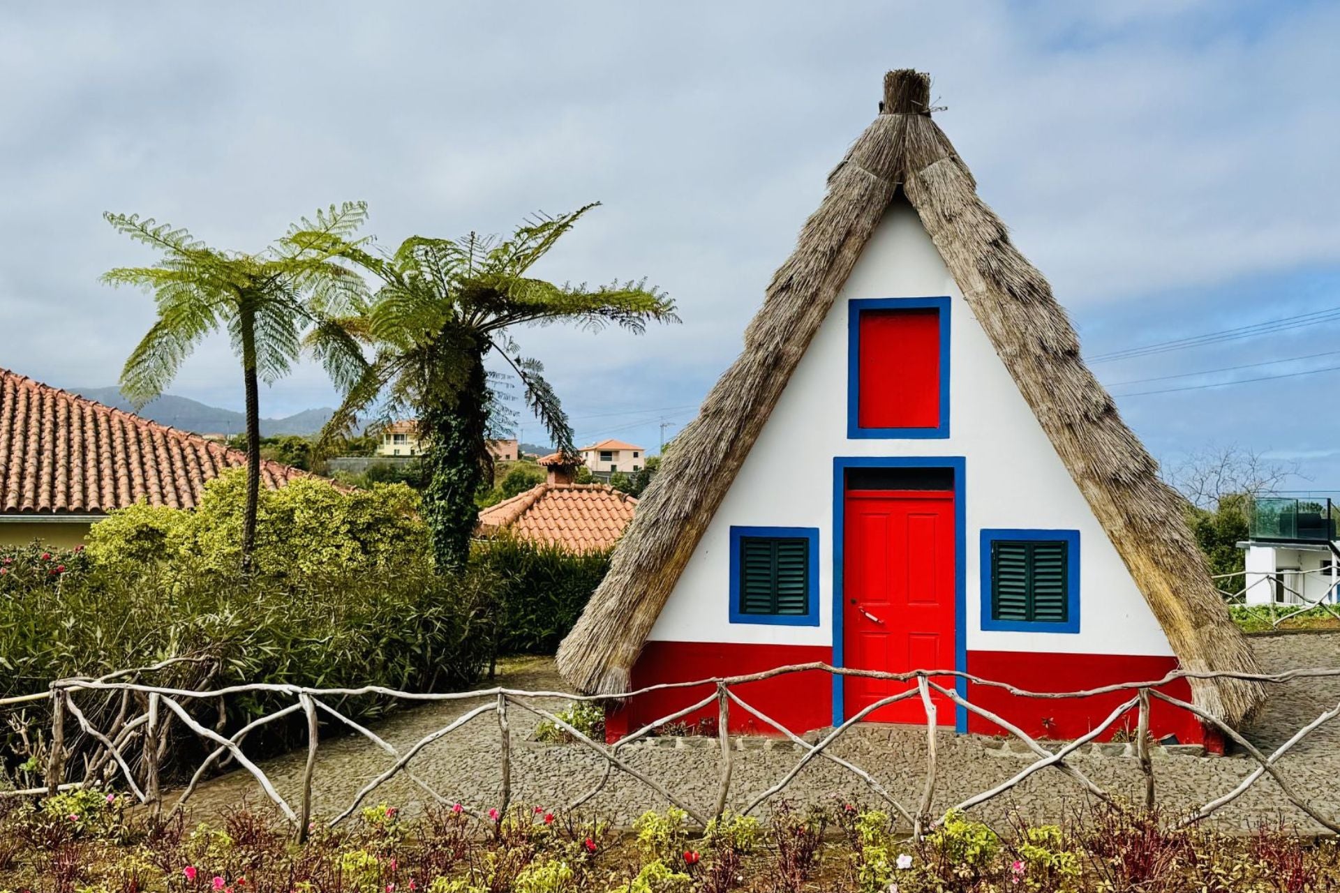 Authentieke huisjes Palheiros genaamd in het dorpje Santana op Madeira bezienswaardigheden