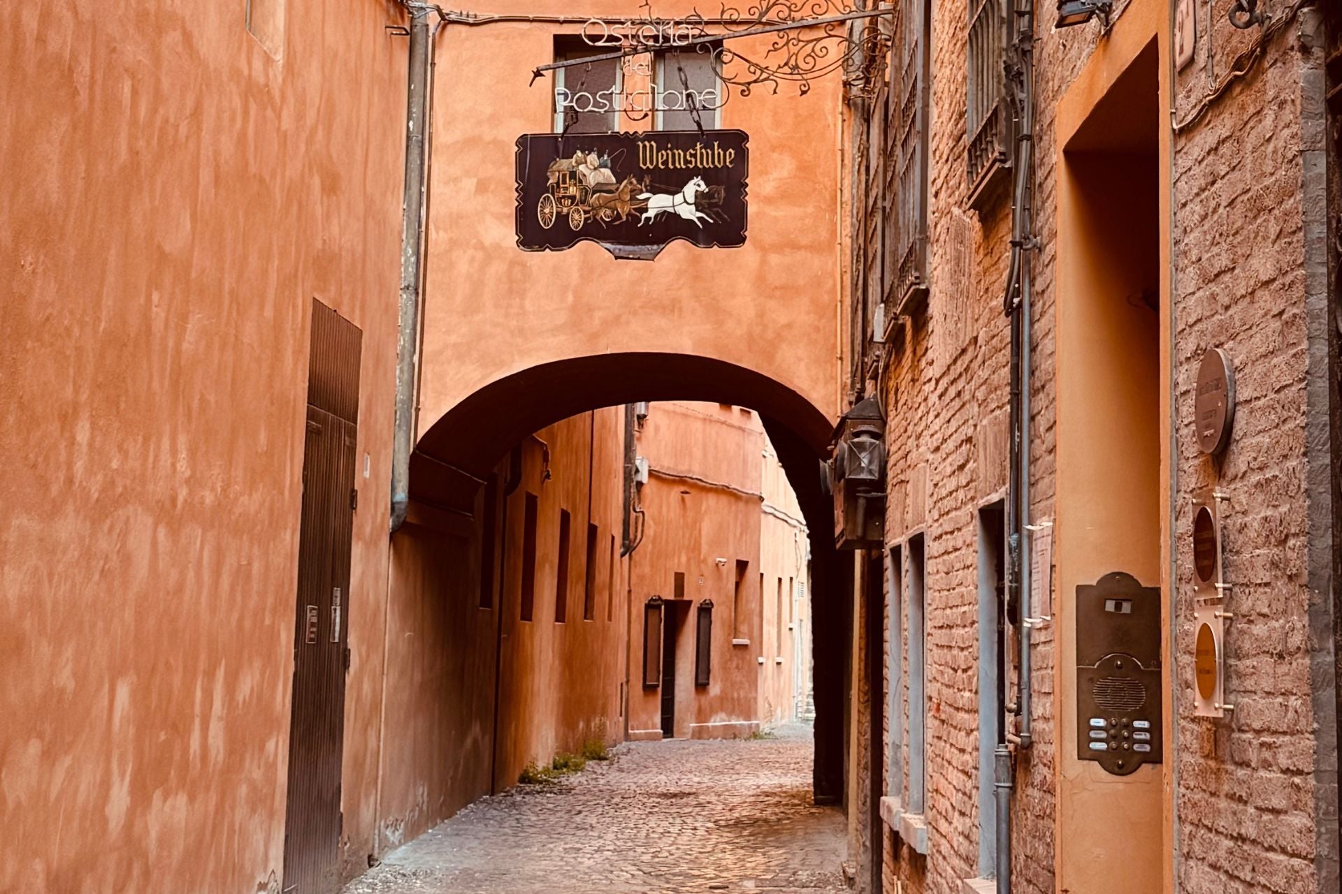 Middeleeuws straatje in Ferrara een sfeervolle oude stad veel te zien en te doen