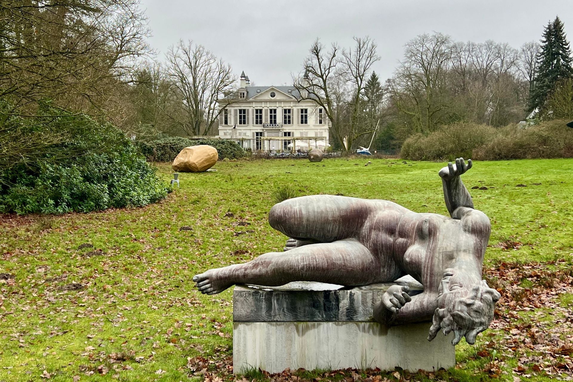 Foto van een landhuis in het Middelheim park in Antwerpen, met moderne en klassieke beeldhouwwerken, een hidden gem in de reisgids Antwerpen.