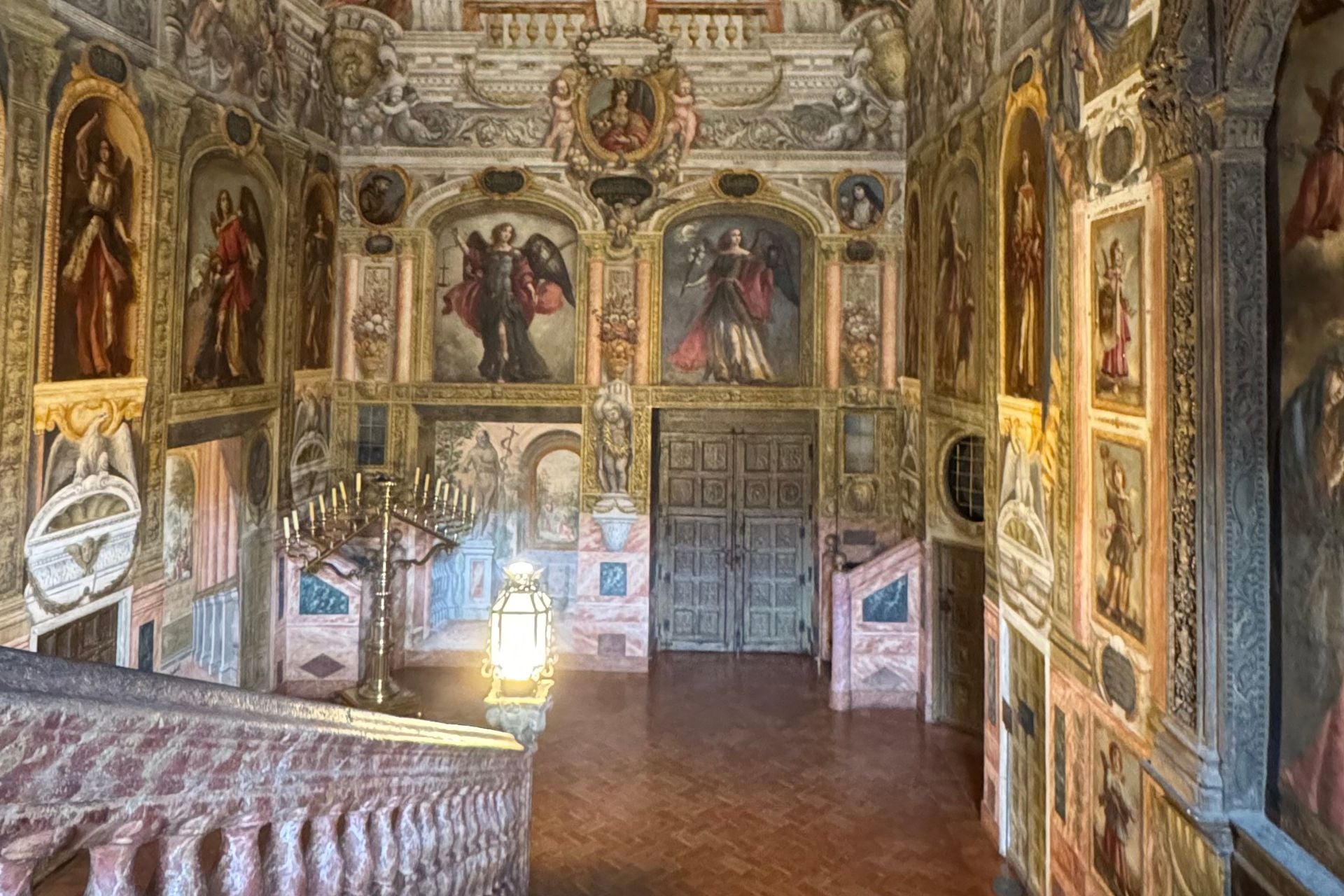 Bewonder het klooster van Descalzes: een betoverend gebouw met unieke kunstschatten, must see