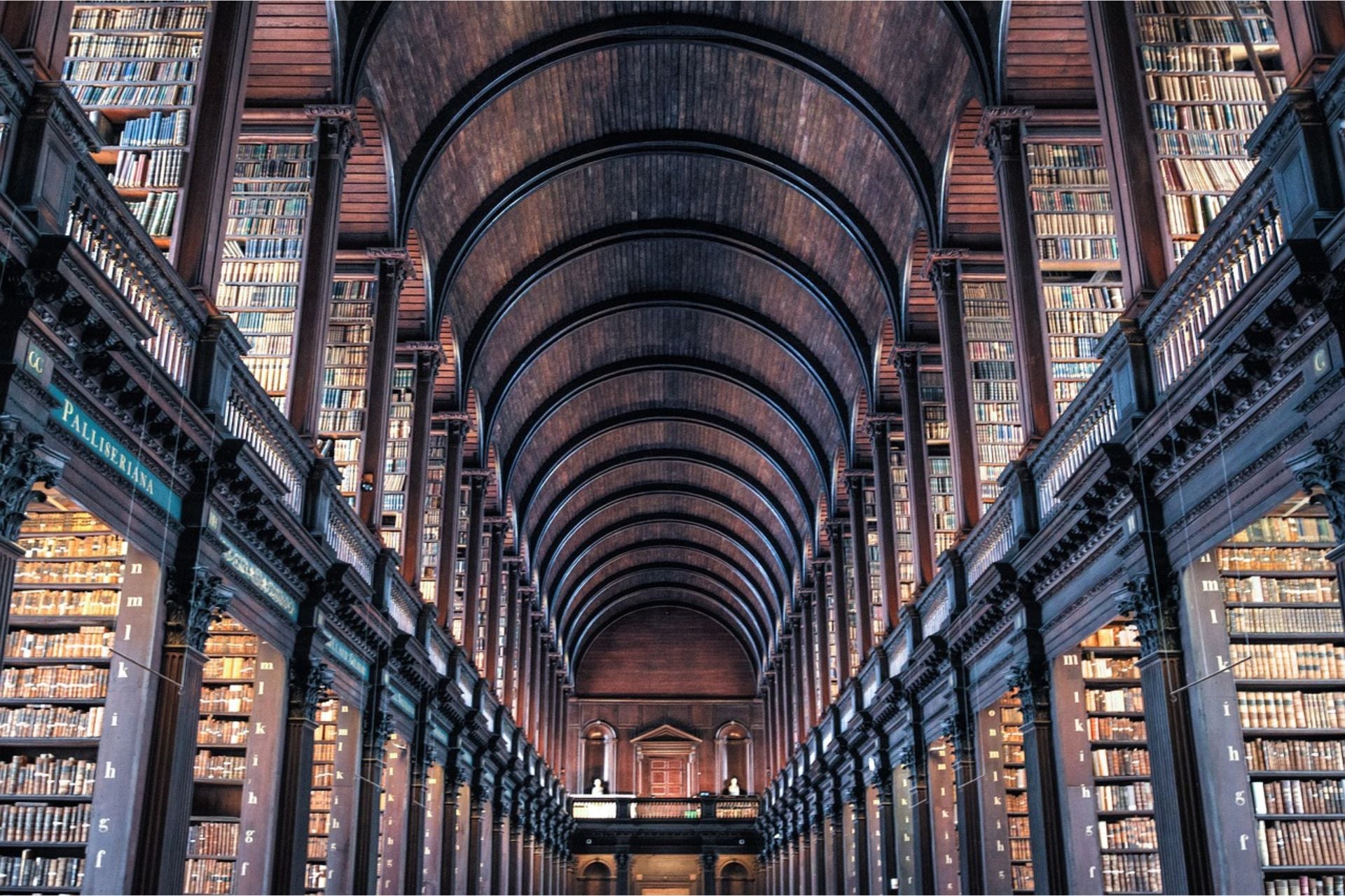 De oude bibliotheek van het Trinity College roept de sfeer van Harry Potter op indrukwekkend